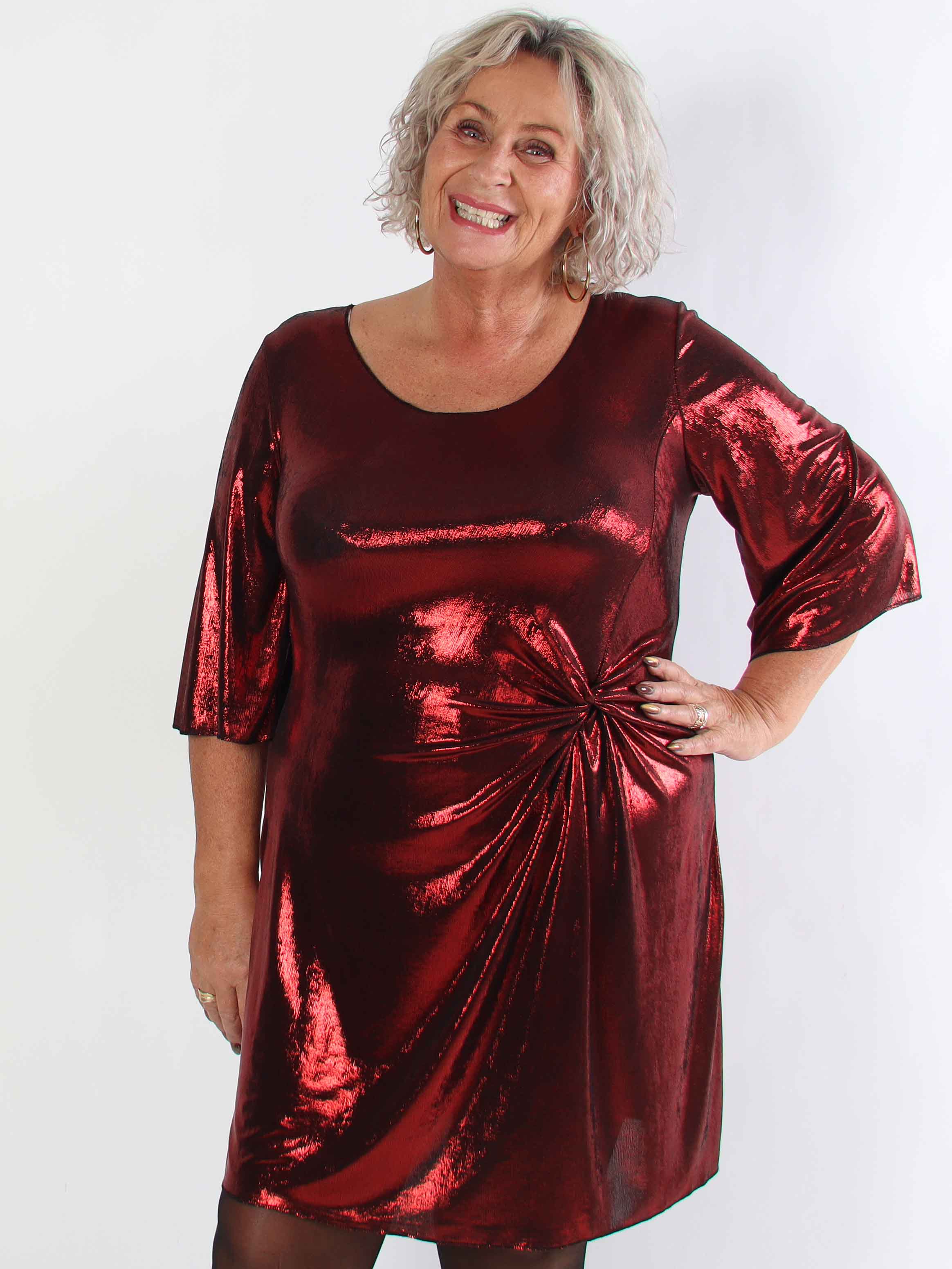 Roxy - Plus size klänning i glansigt material med elegant knytdetalj