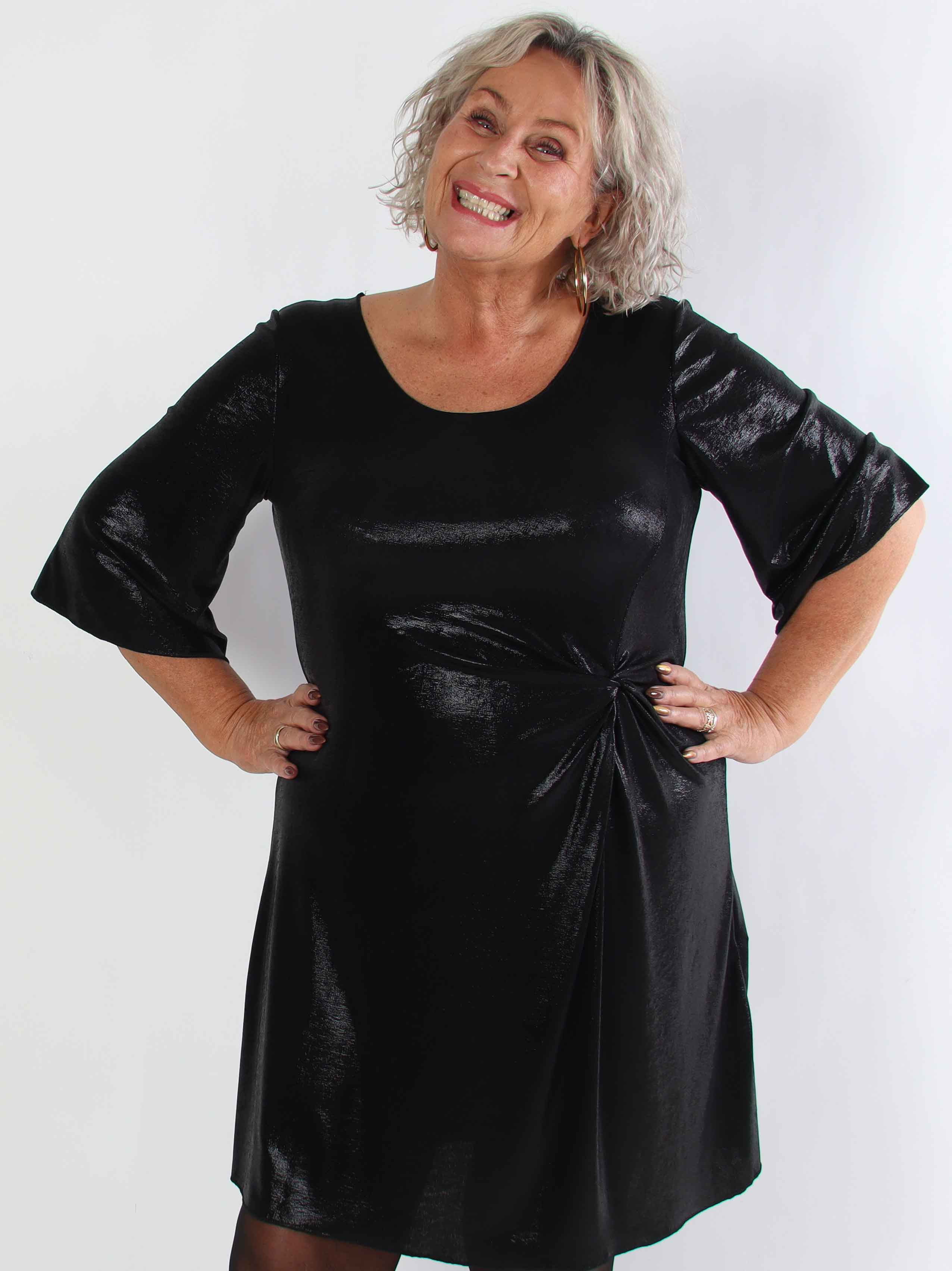 Roxy - Plus size klänning i glansigt material med elegant knytdetalj