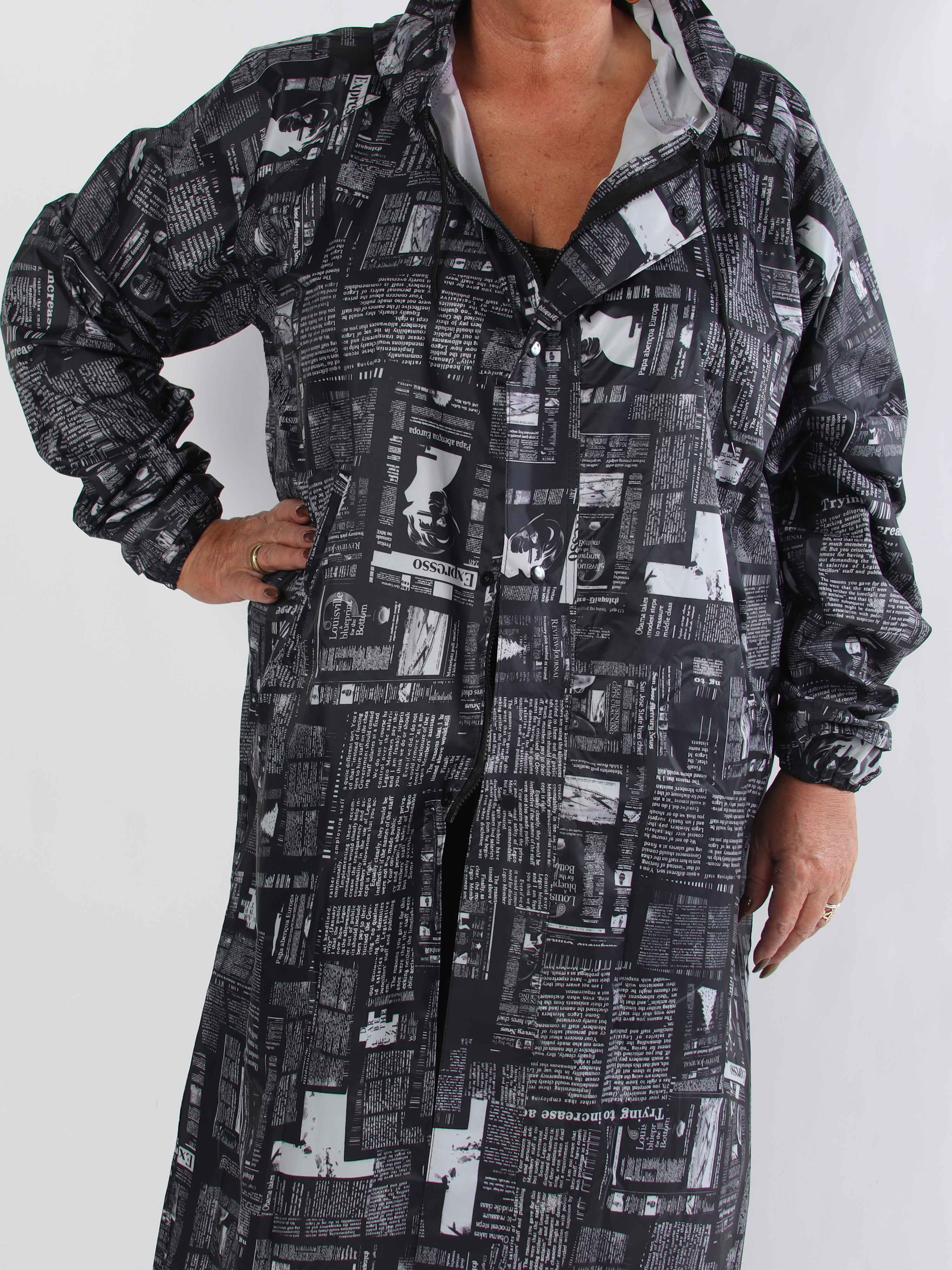 Reina Print - Plus size regnjacka med tidningstryck