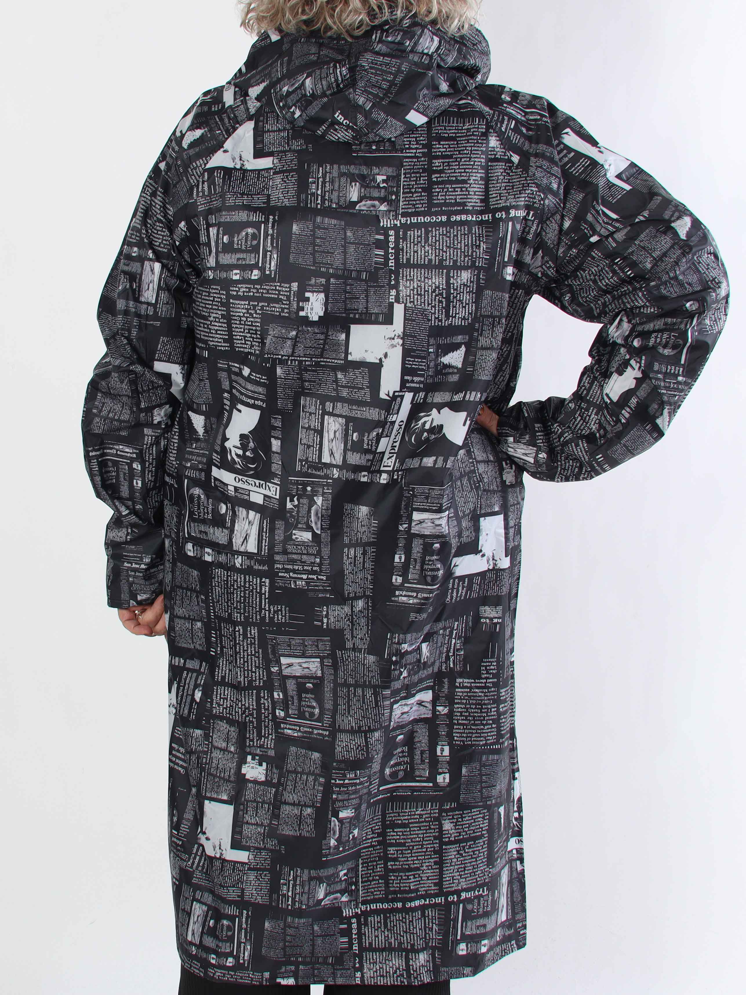 Reina Print - Plus size regnjacka med tidningstryck