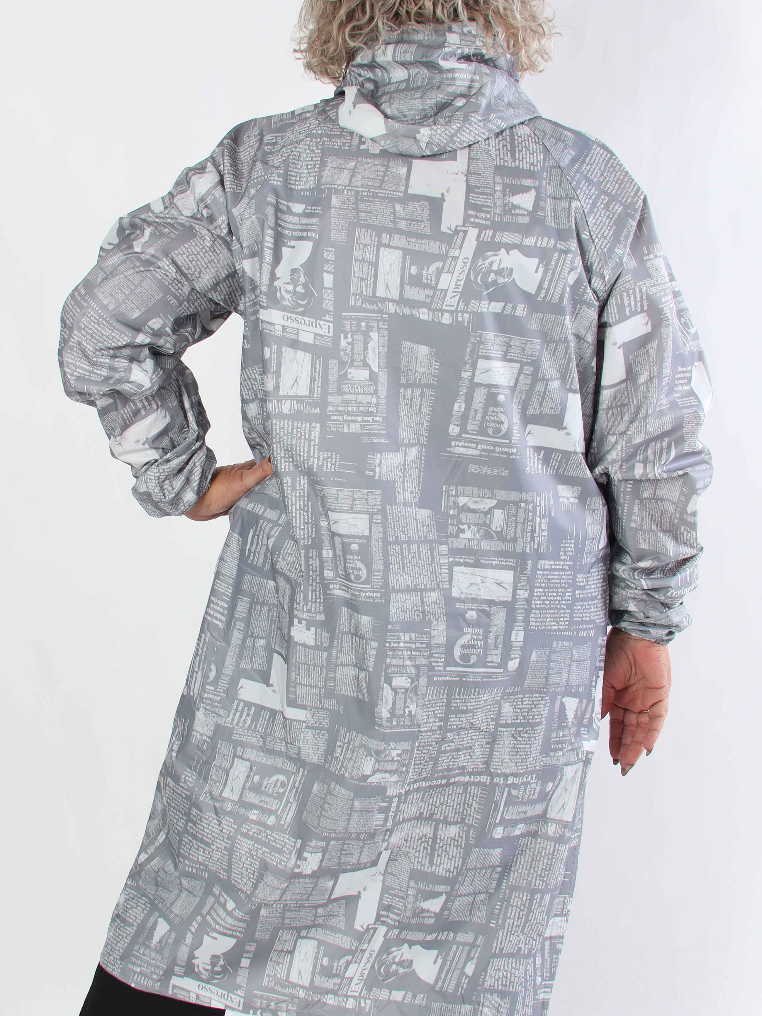 Reina Print - Plus size regnjacka med tidningstryck