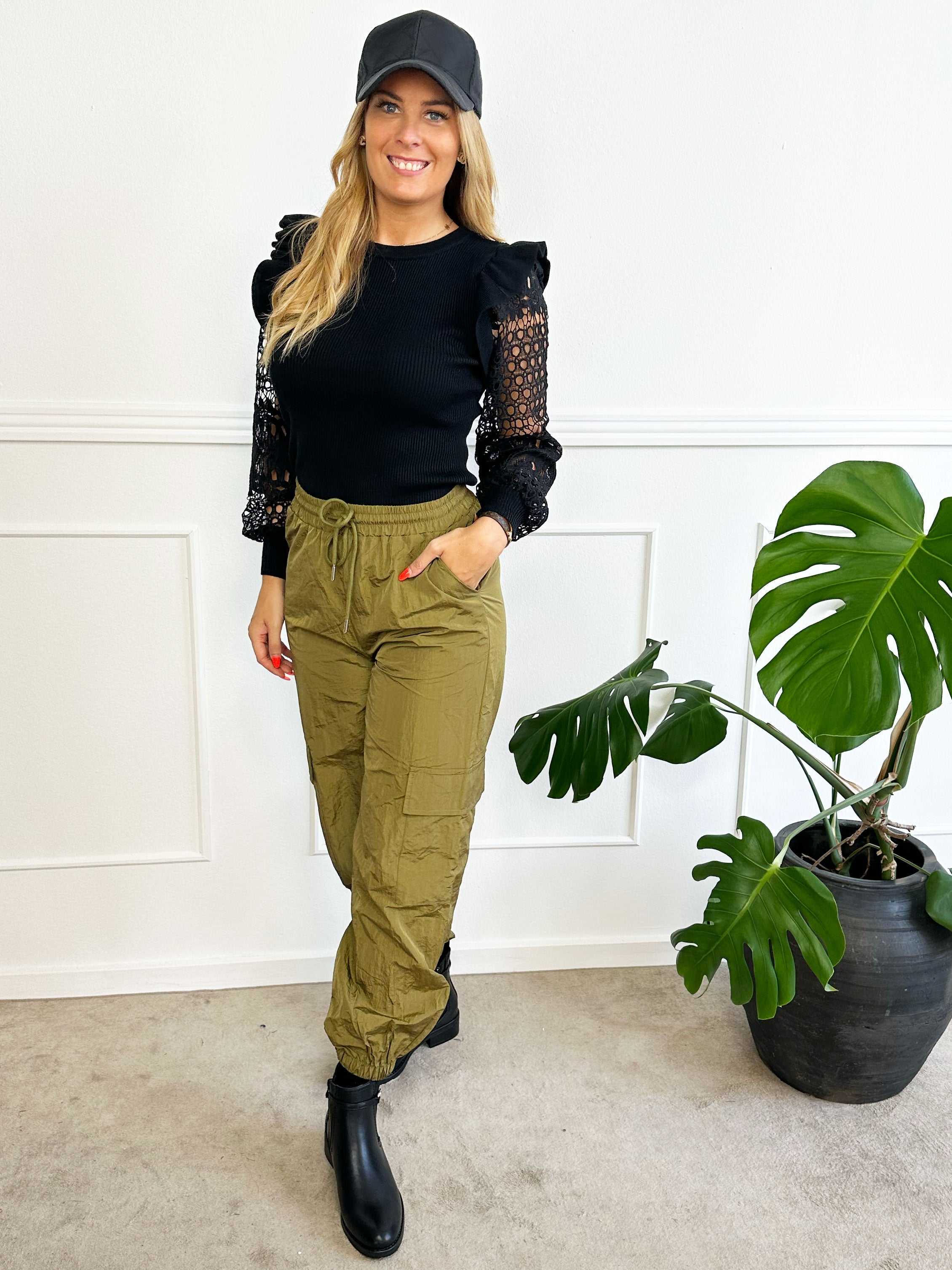 Diamond - Stickad blus med broderade ärmar och volangdetaljer