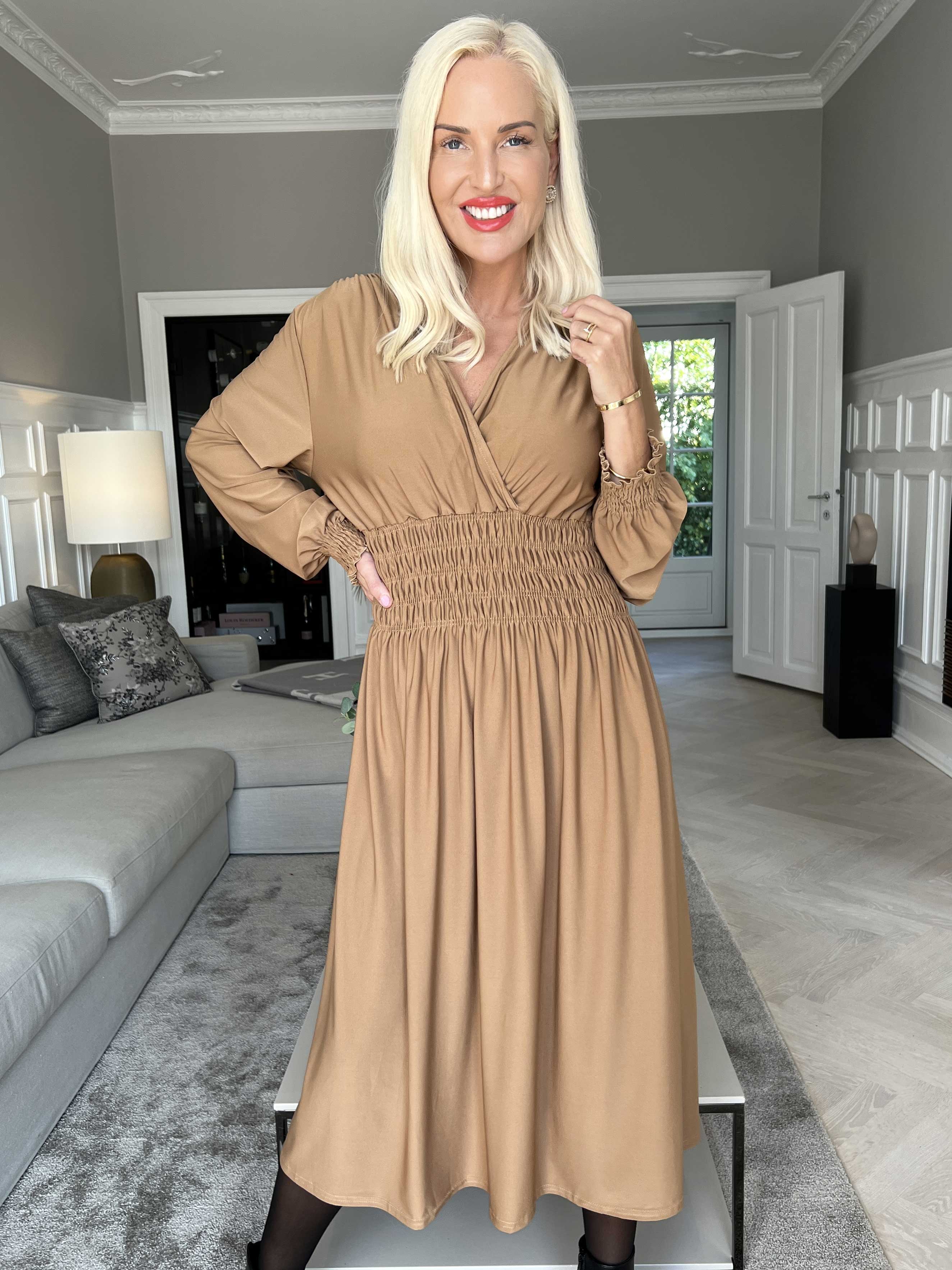Pams Plain Midi L/S - Elastisk klänning med smock och långa ärmar