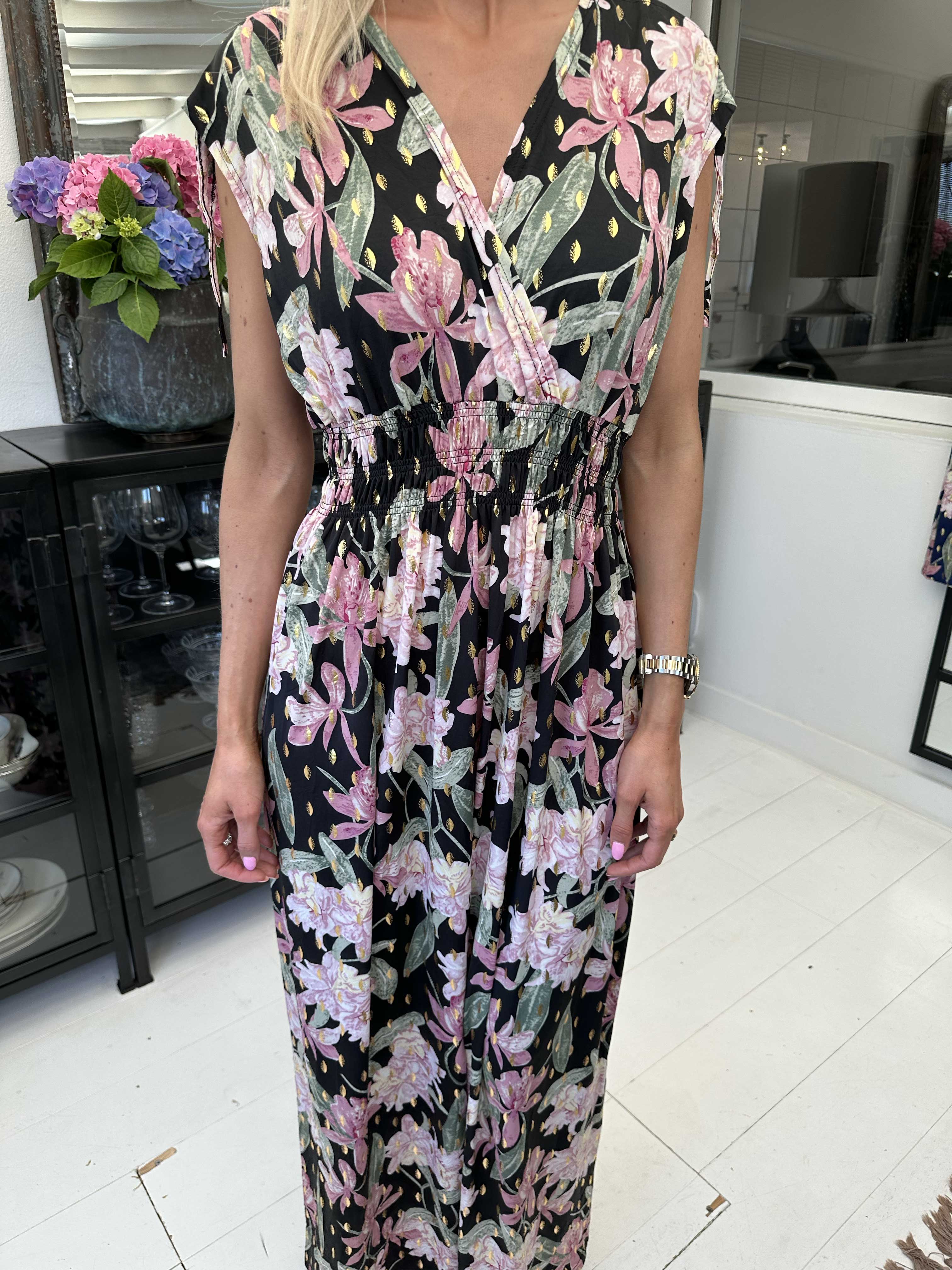 Pams Flower Sleeveless - Blommig långklänning i skrynkelfritt material