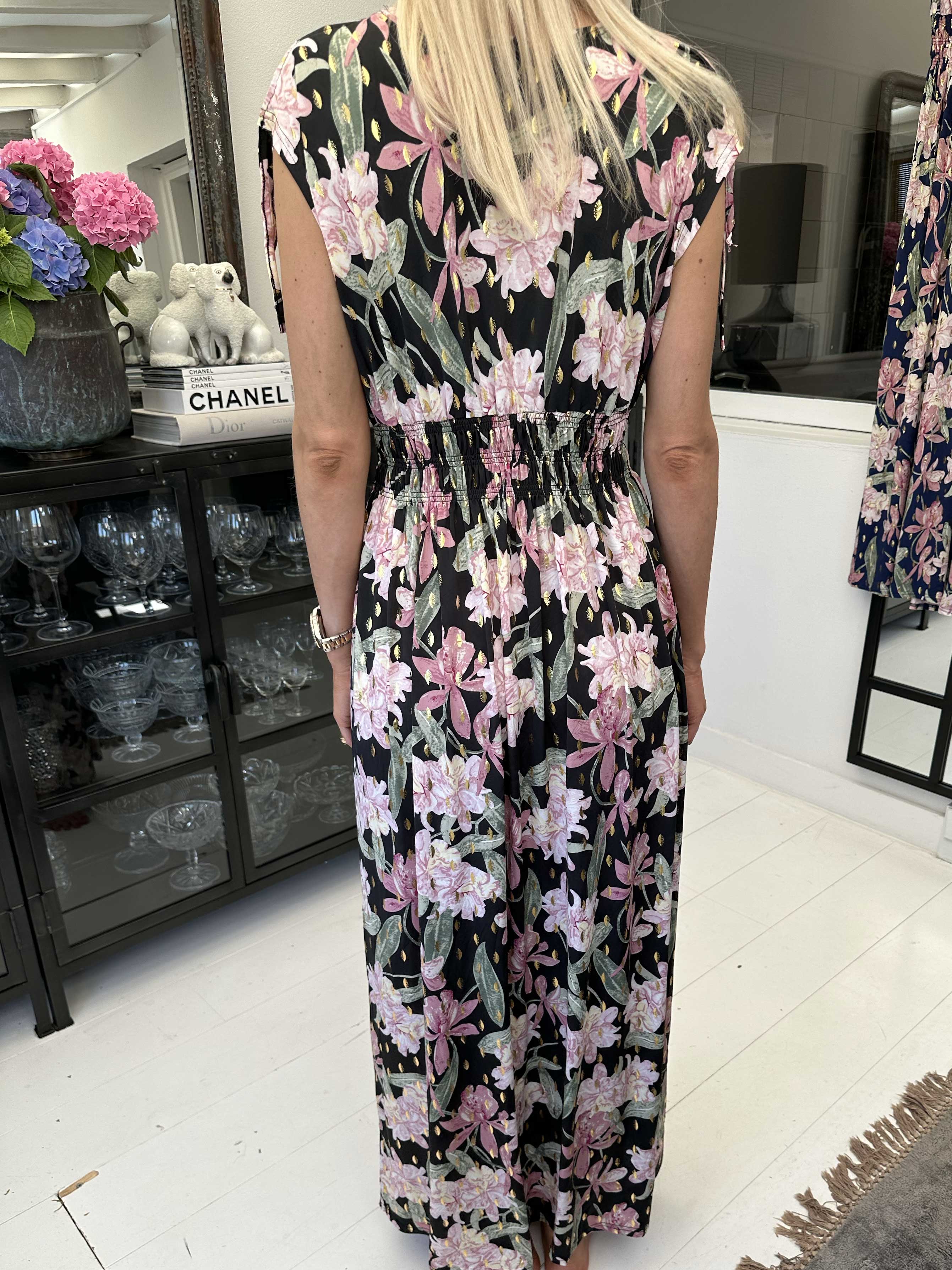 Pams Flower Sleeveless - Blommig långklänning i skrynkelfritt material