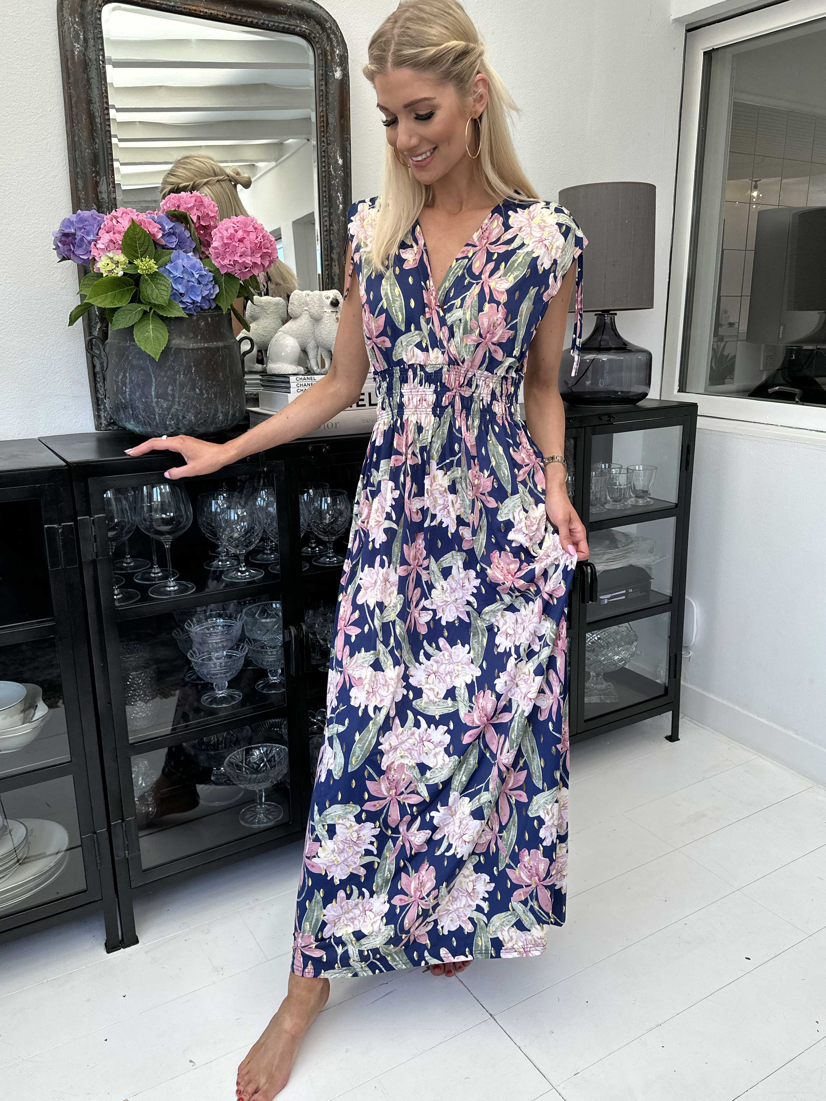 Pams Flower Sleeveless - Blommig långklänning i skrynkelfritt material