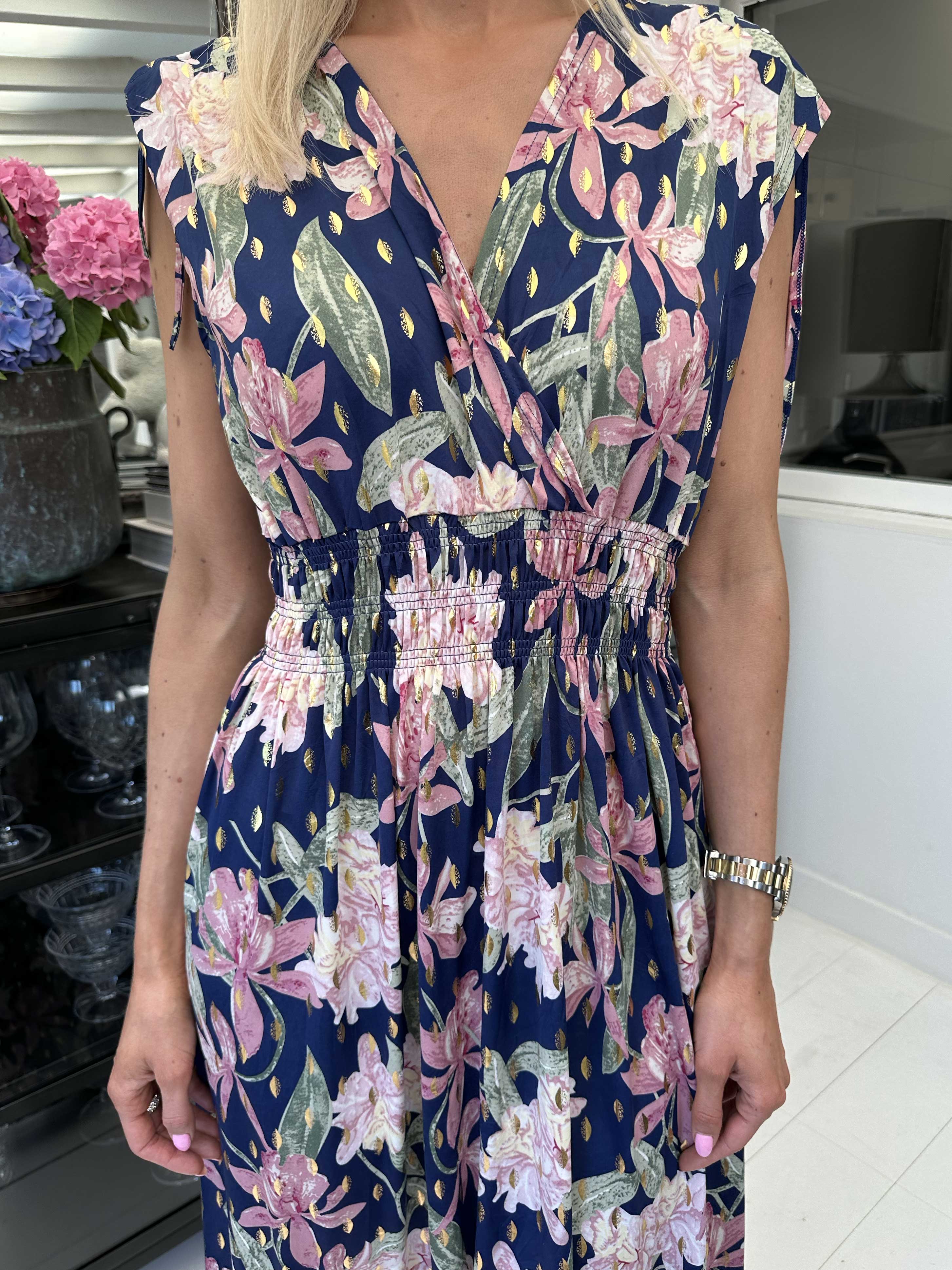 Pams Flower Sleeveless - Blommig långklänning i skrynkelfritt material