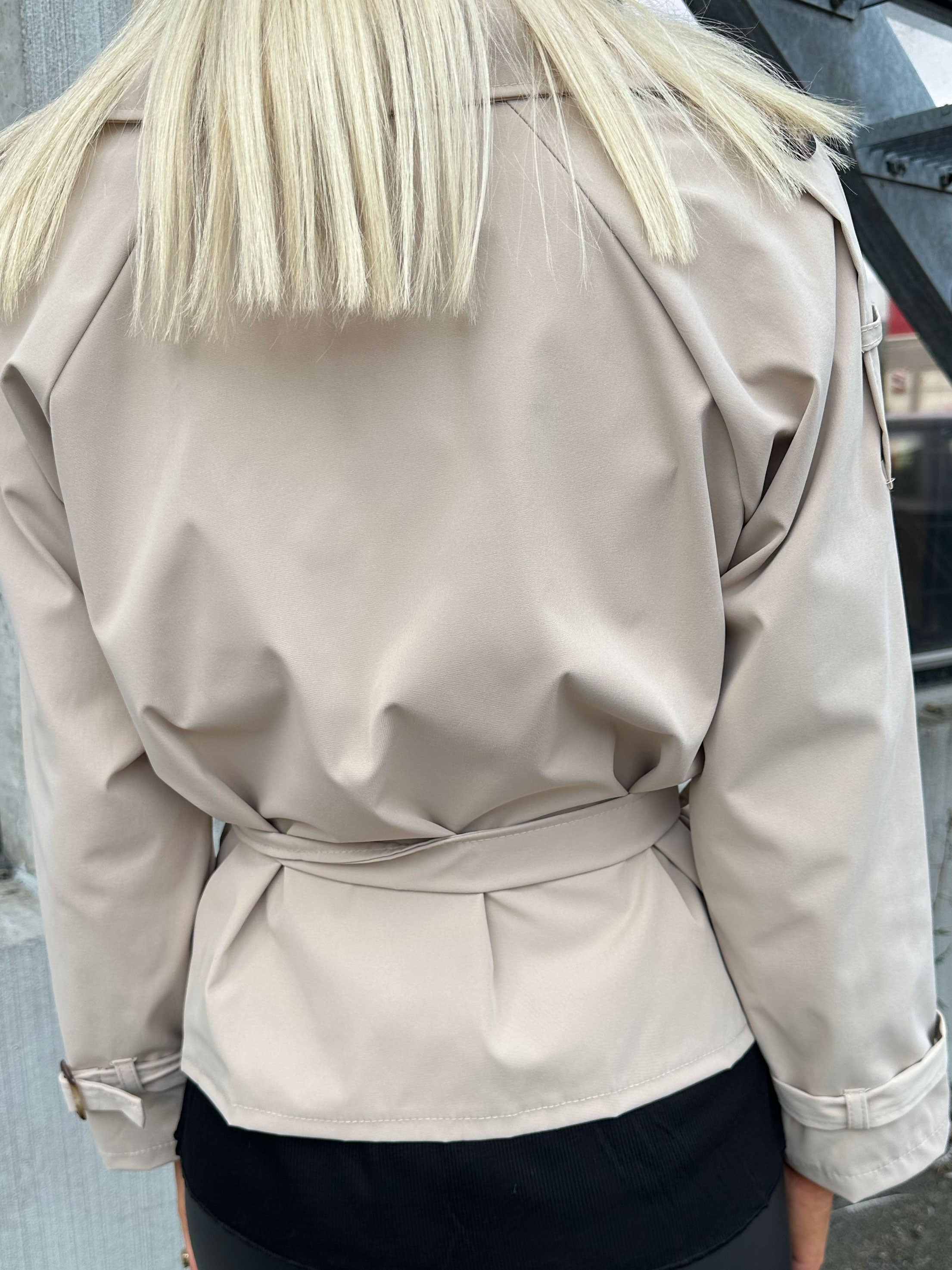 Carmen - Kort trenchcoat med knappar
