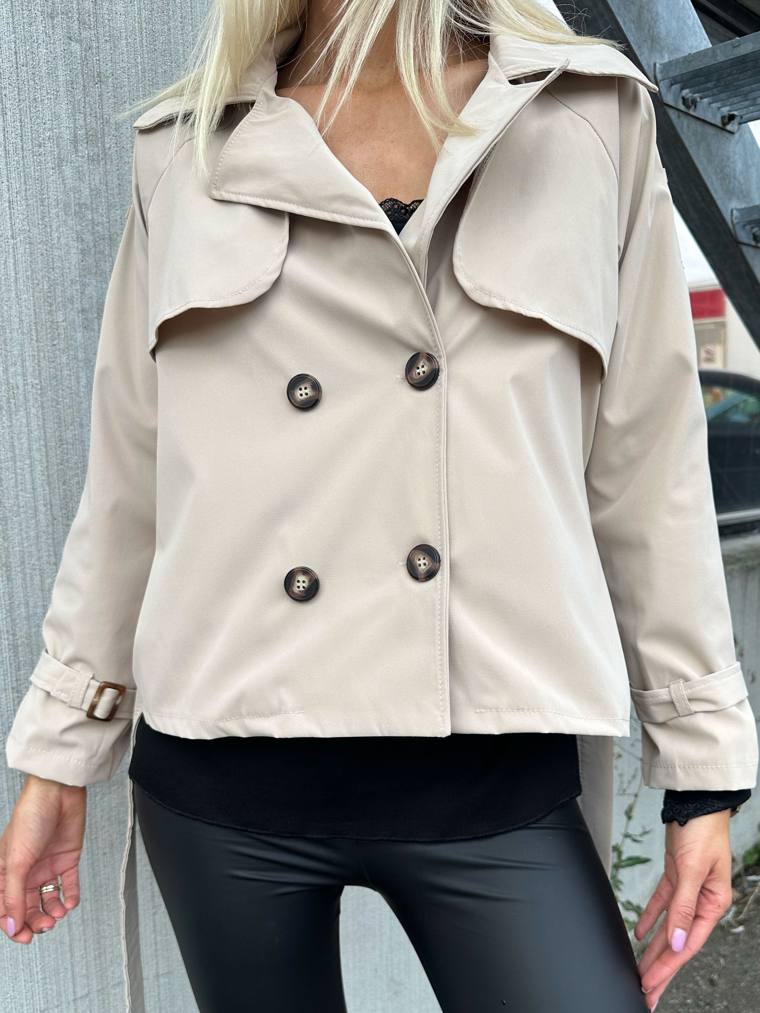 Carmen - Kort trenchcoat med knappar