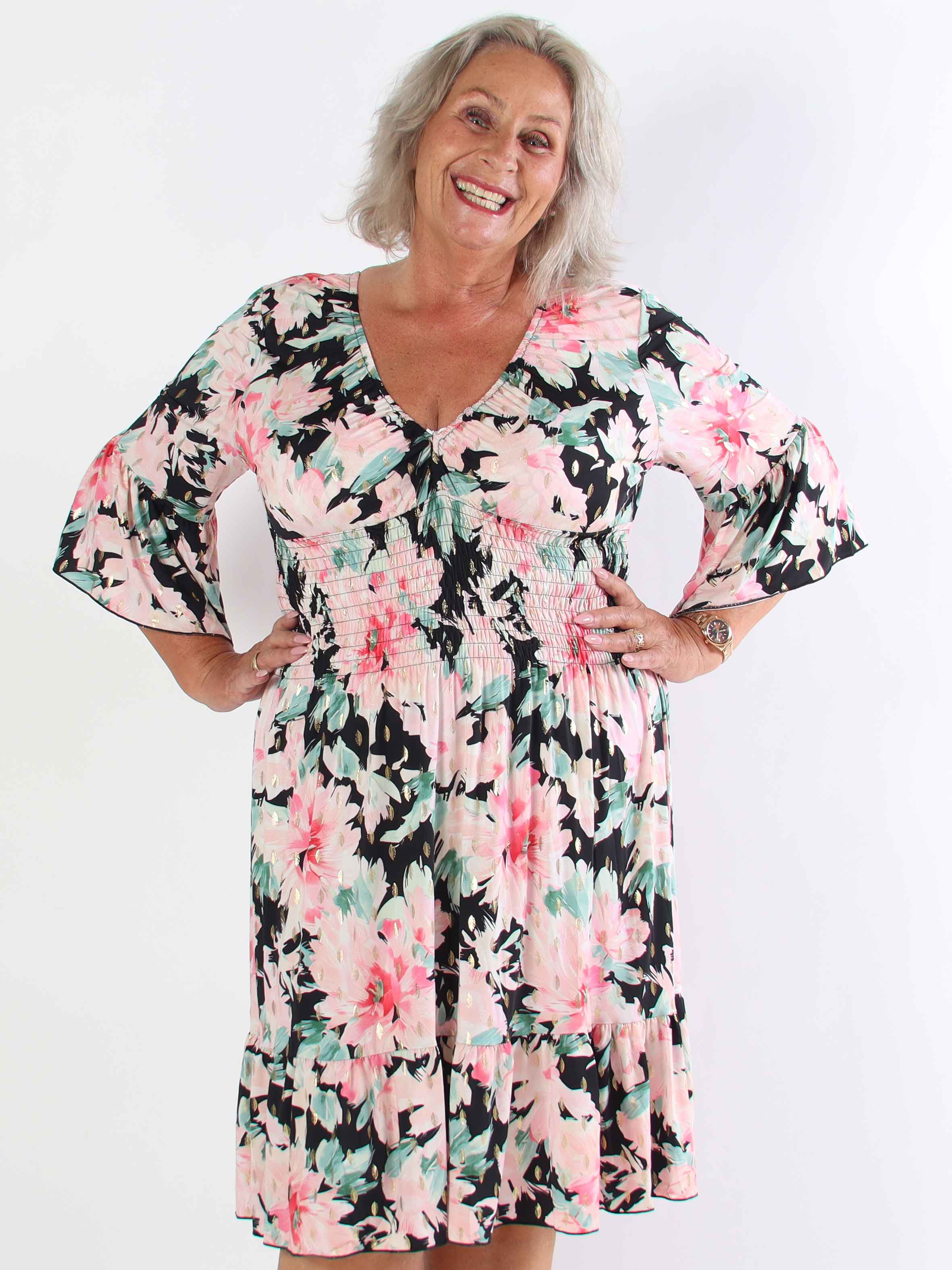 Flora Flower - Blommig plus size klänning med resår och volang på ärmen