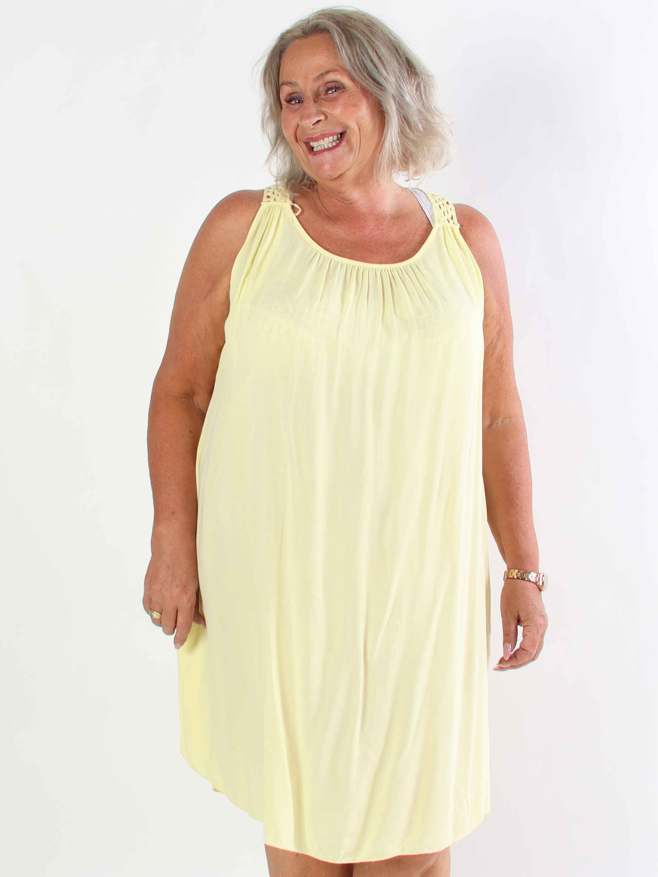 Medea - Simpel plus size sommarklänning i viskos med broderad rygg