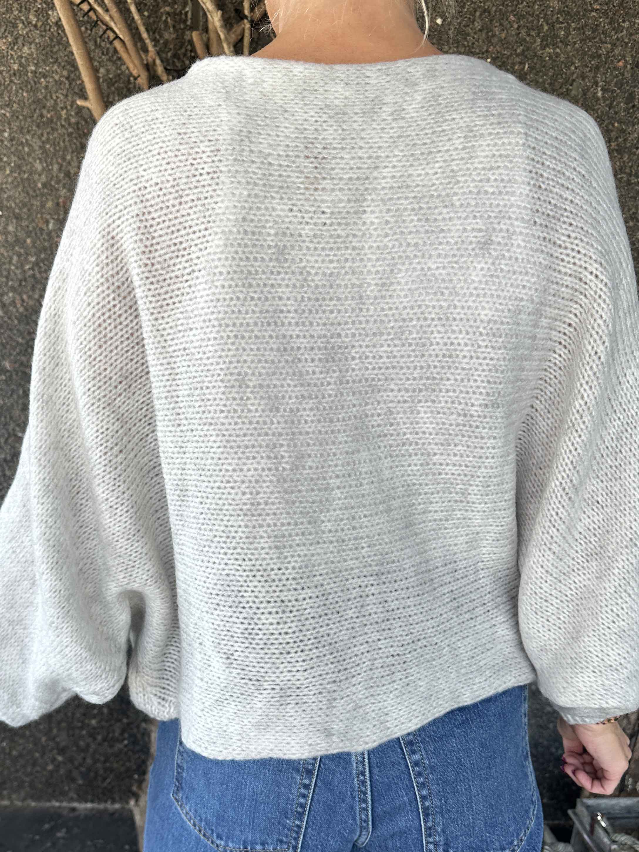 Sonja - Kort stickad tröja med kryssdetalj framtill