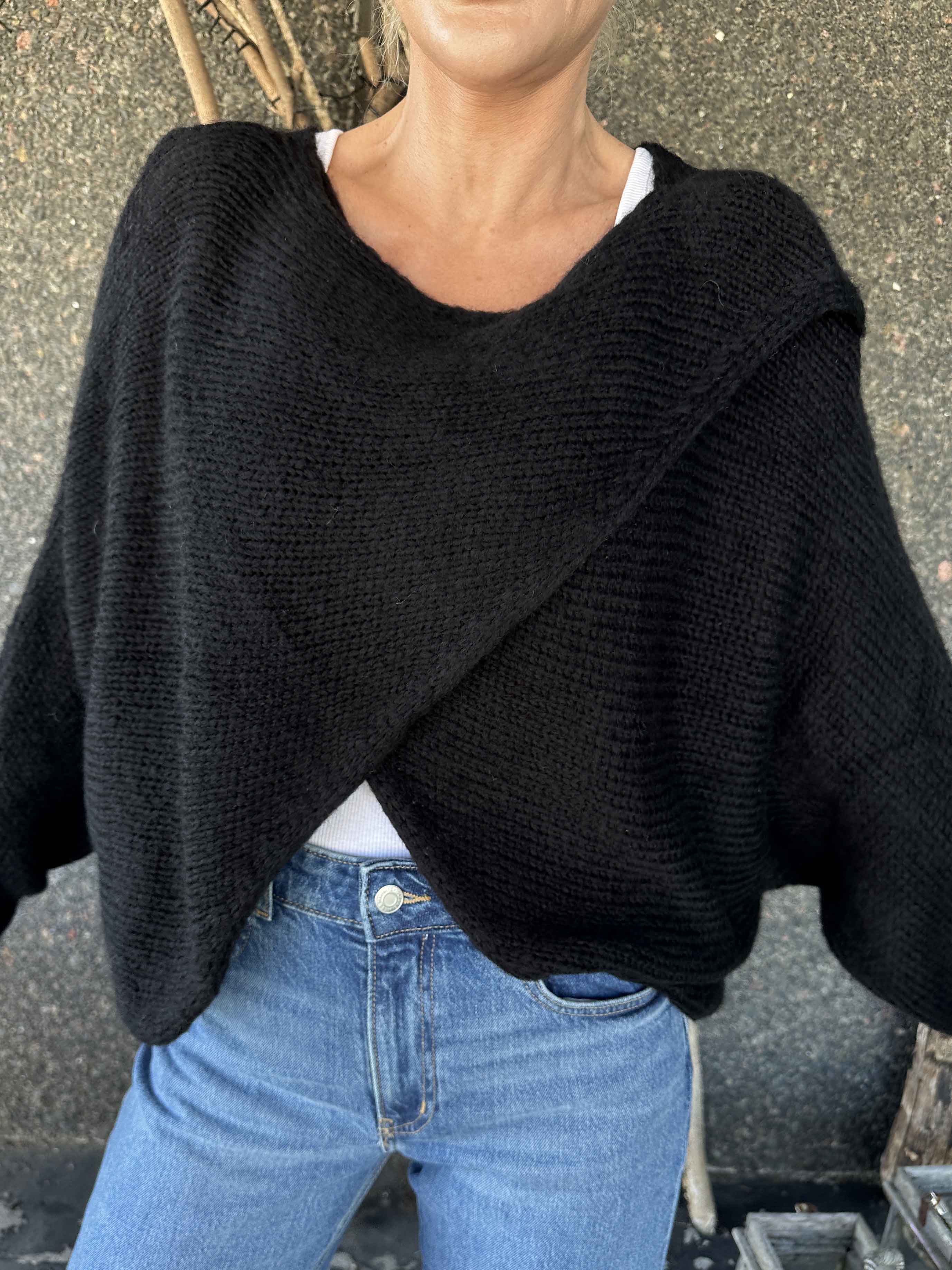 Sonja - Kort stickad tröja med kryssdetalj framtill