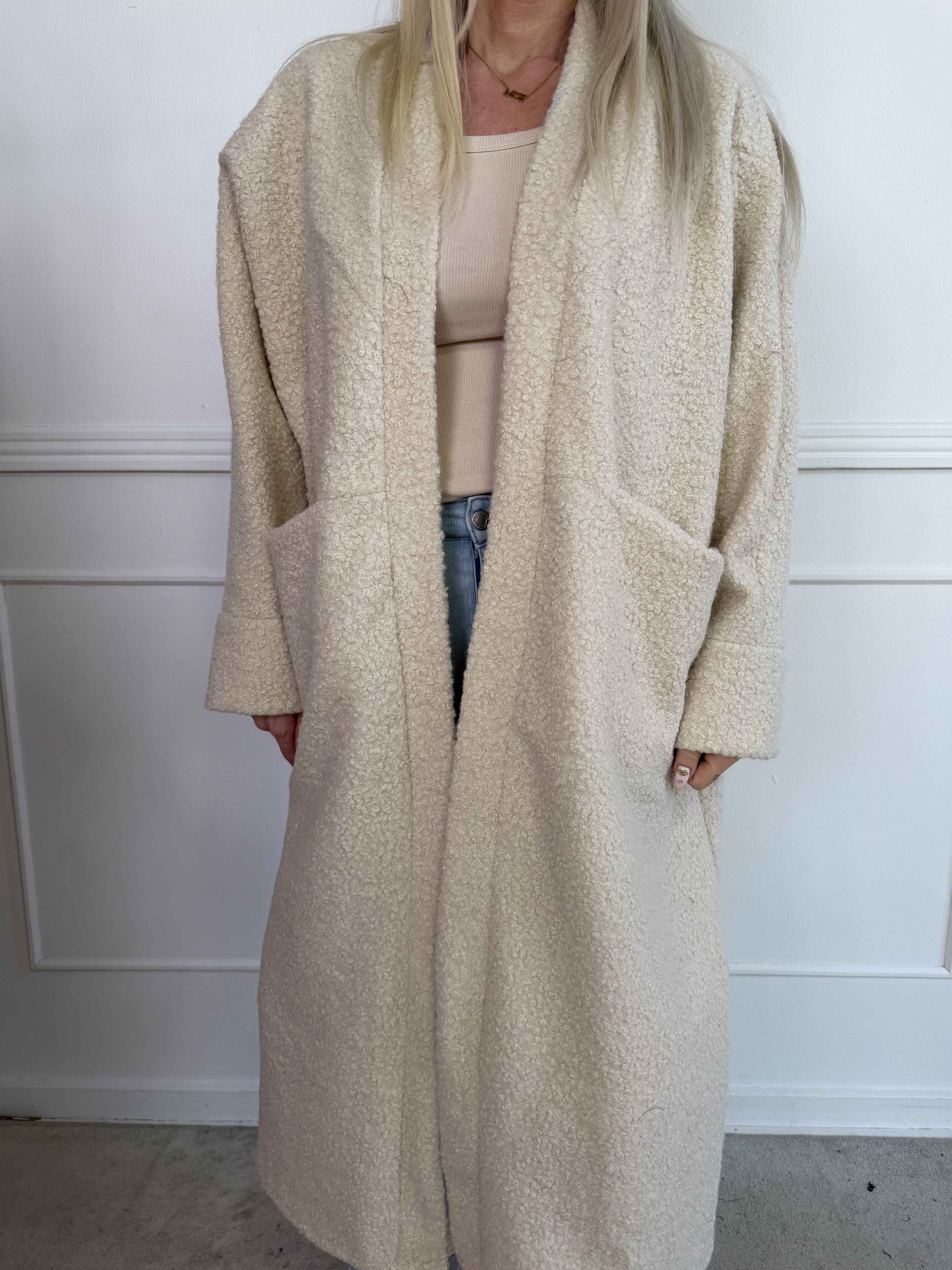 Annah Teddy - Oversized kappa i mjukt teddytyg med synliga sömmar och stora fickor