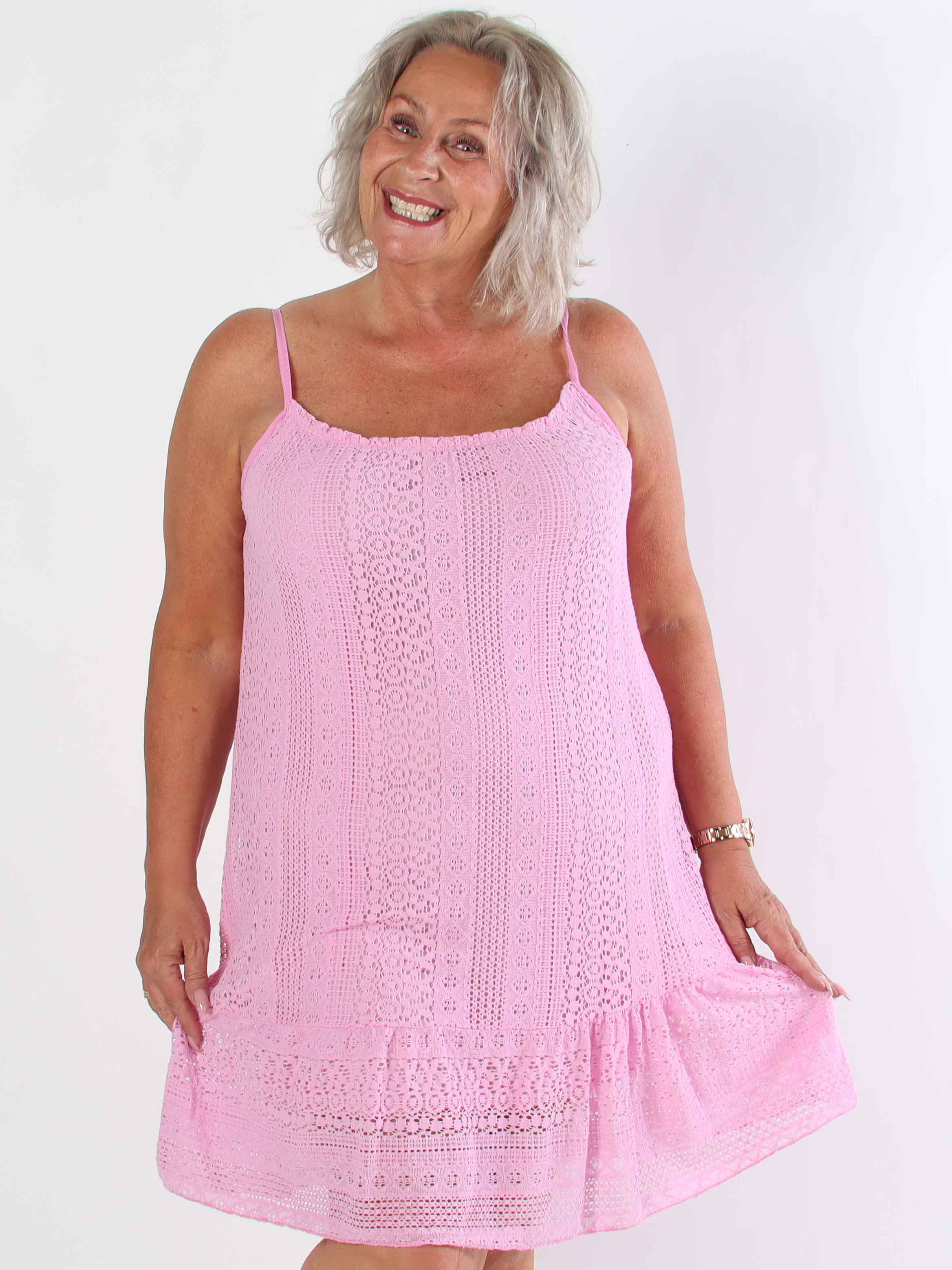 Galateia - Plus size axelremsklänning i mjuk spets i bomull