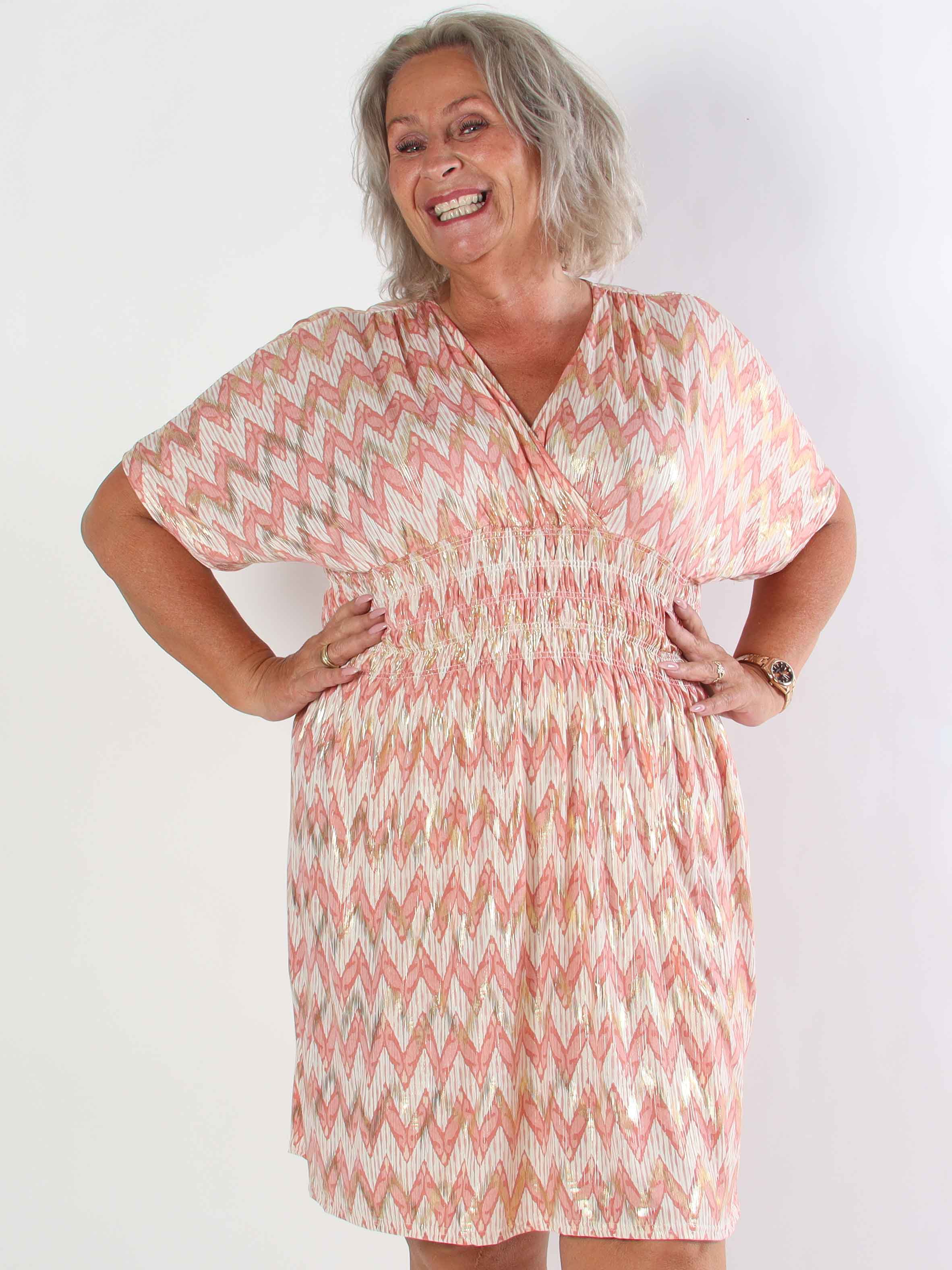 Pams Zigzag Short - Elastisk mönstrad plus size klänning med guld detaljer
