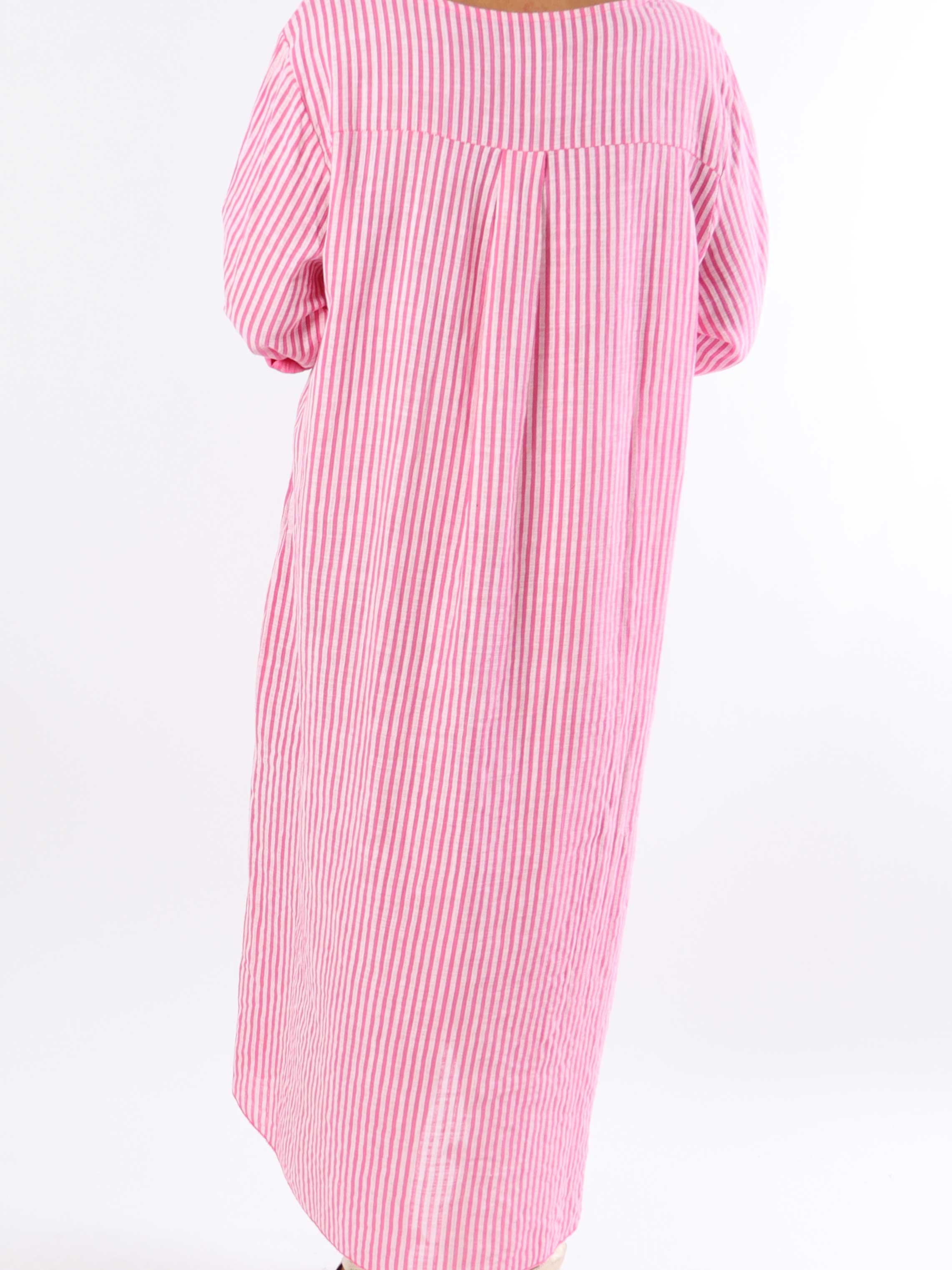 Arizona Stripe - Lång bomullsklänning i plus size i linne-liknande tyg