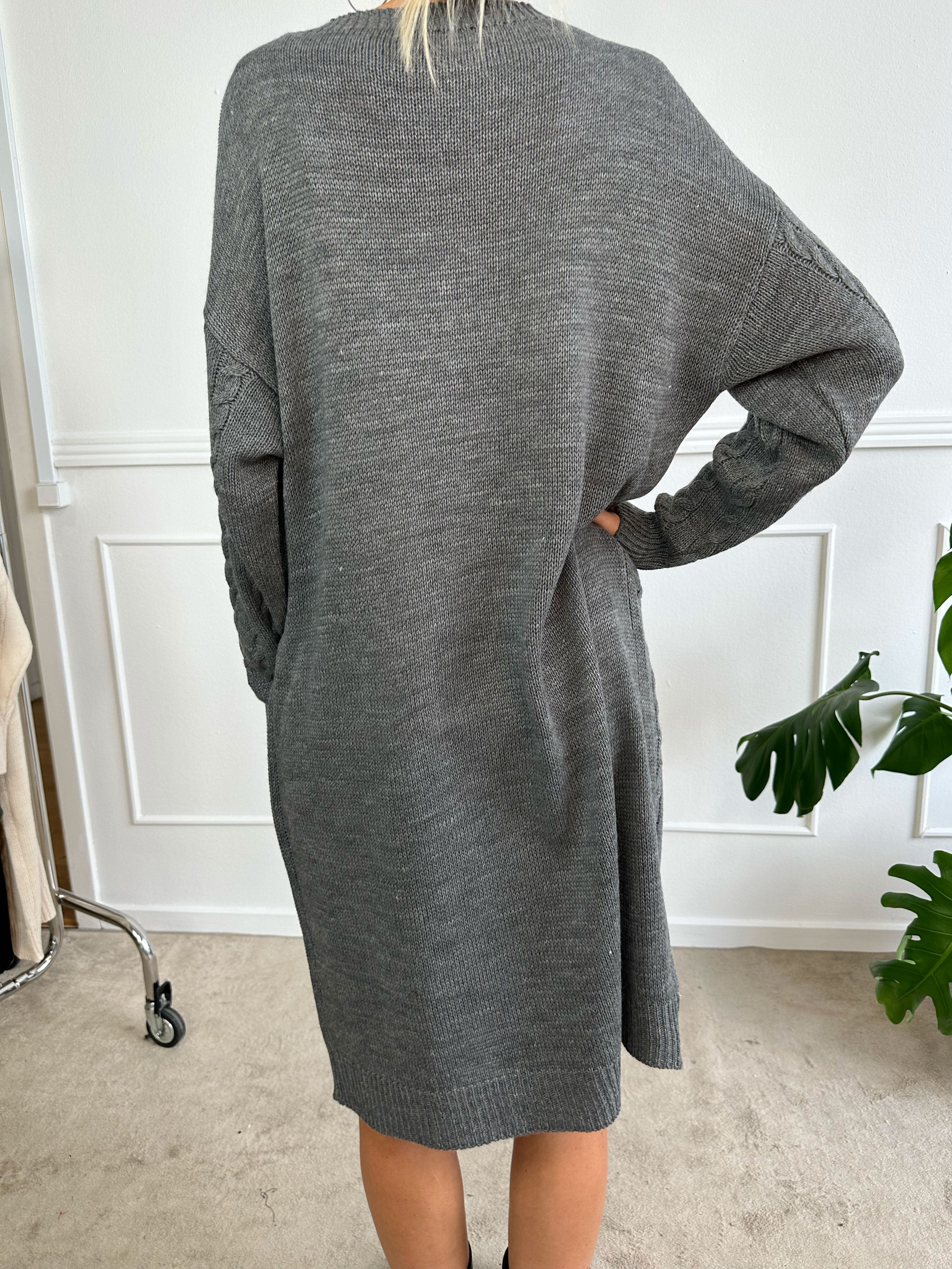 Karolina - Lång klänning med kabelstickning