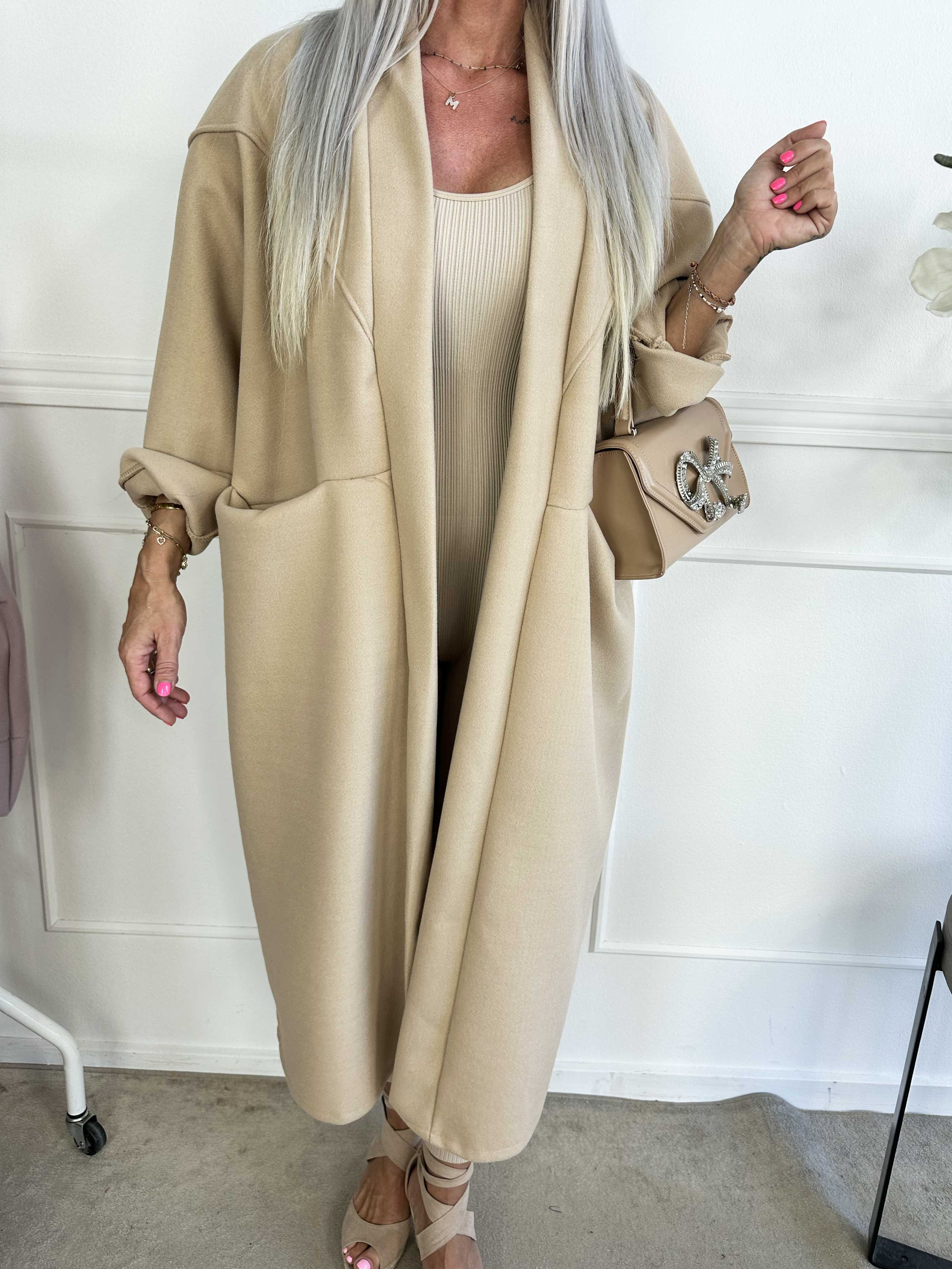 Annah - Oversized kappa med tydliga sömmar och fickor