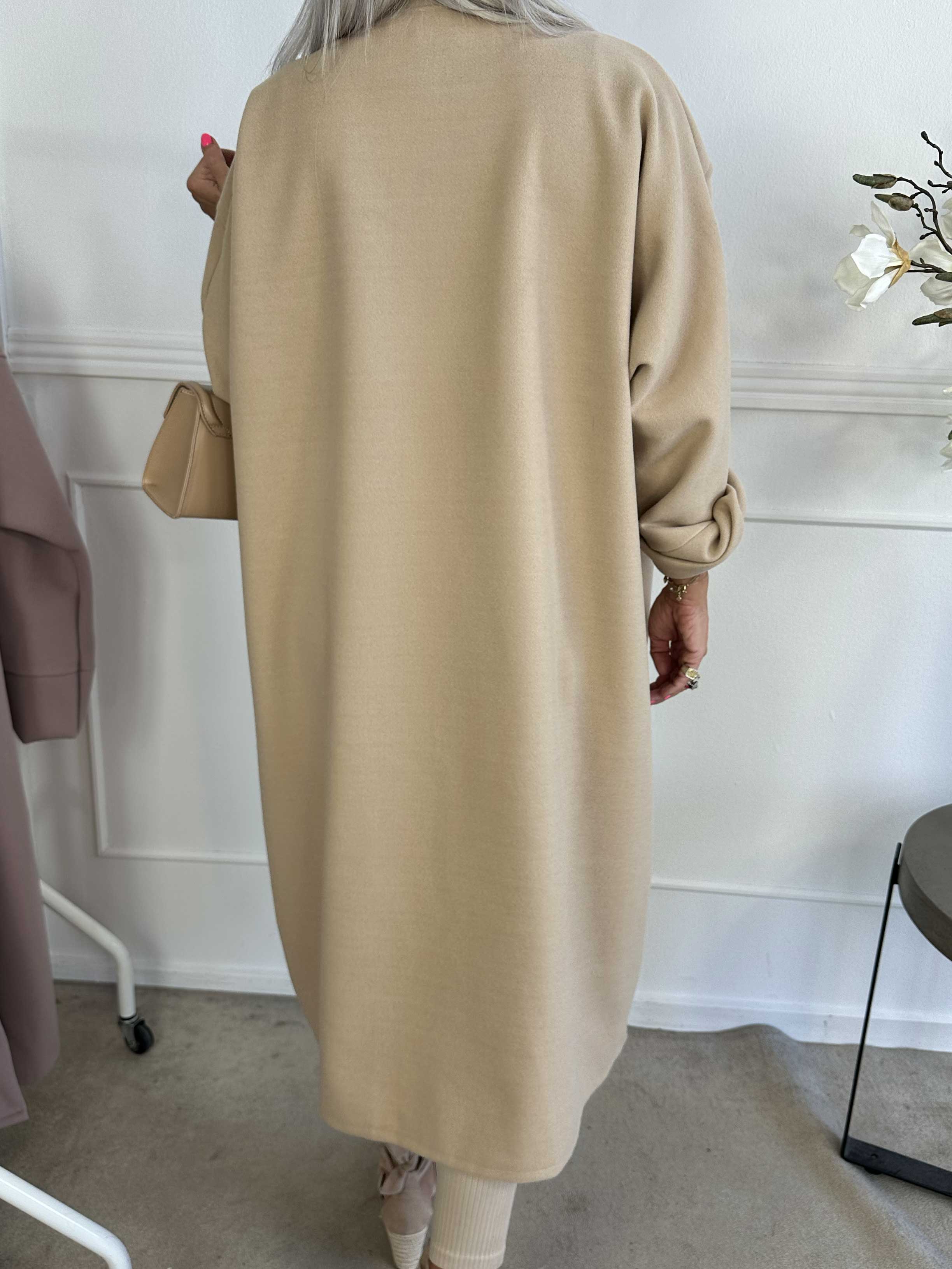 Annah - Oversized kappa med tydliga sömmar och fickor