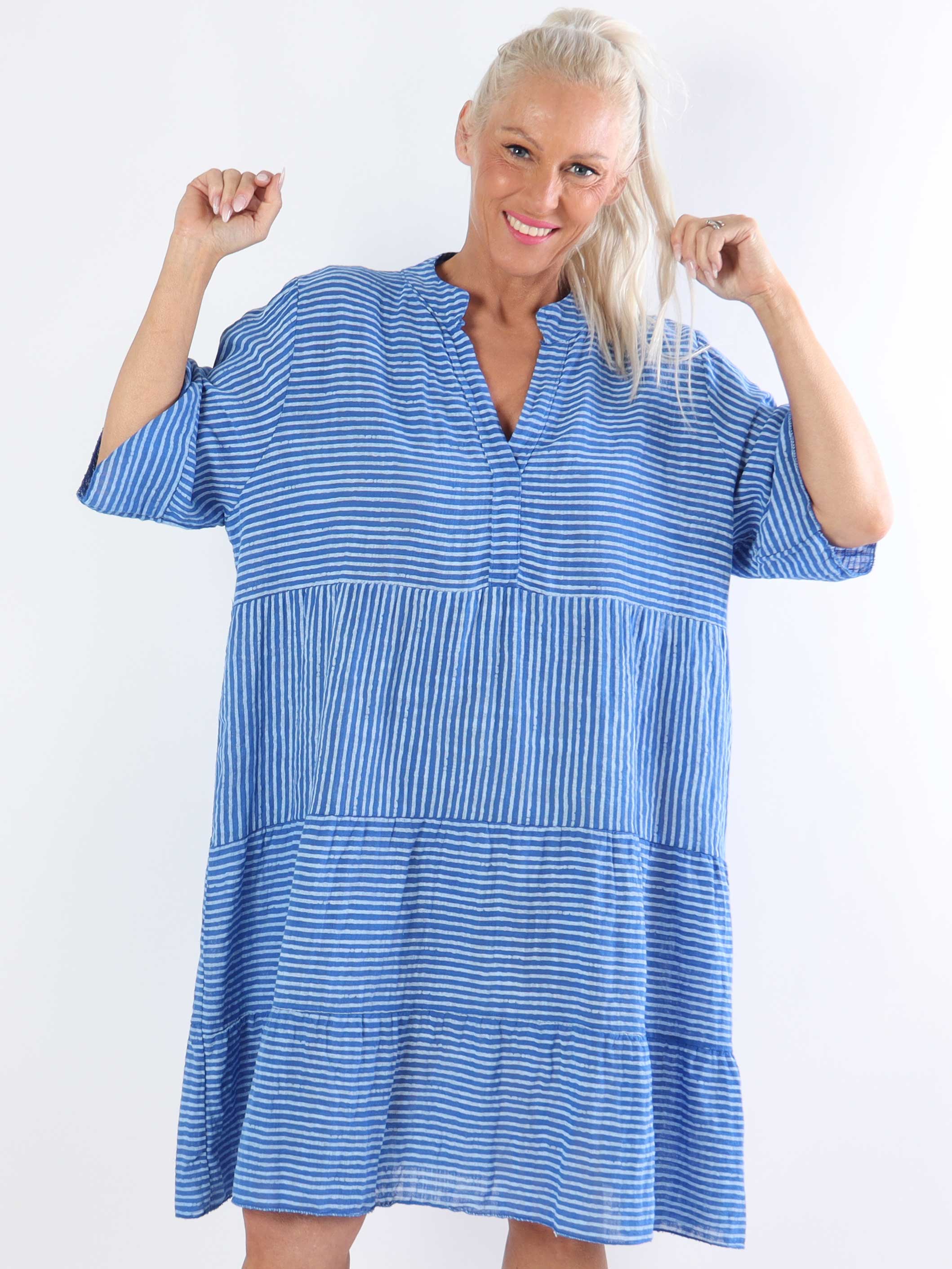 Jenni - Söt randig bomullsklänning i plus size i linne-liknande tyg