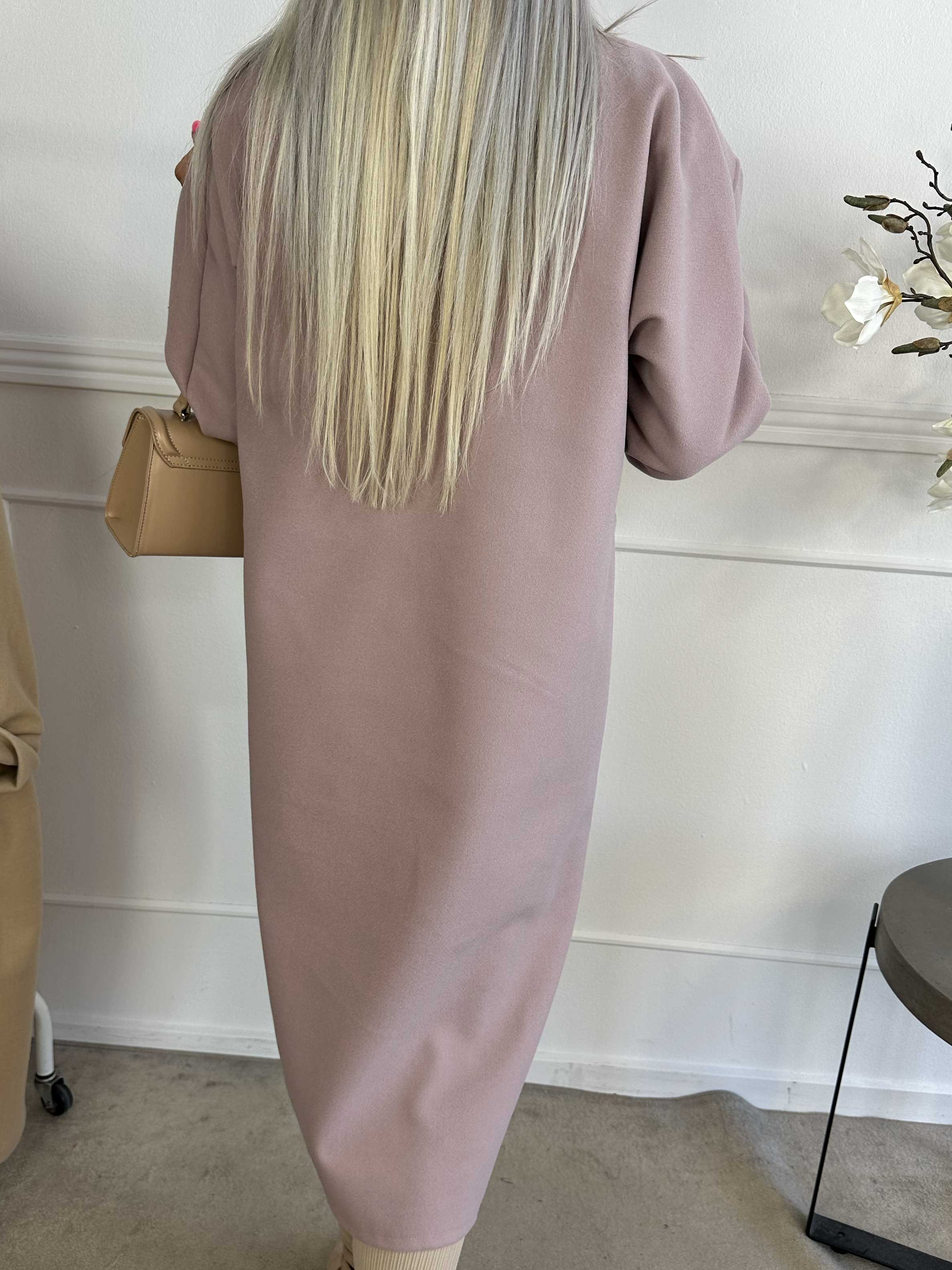 Annah - Oversized kappa med tydliga sömmar och fickor