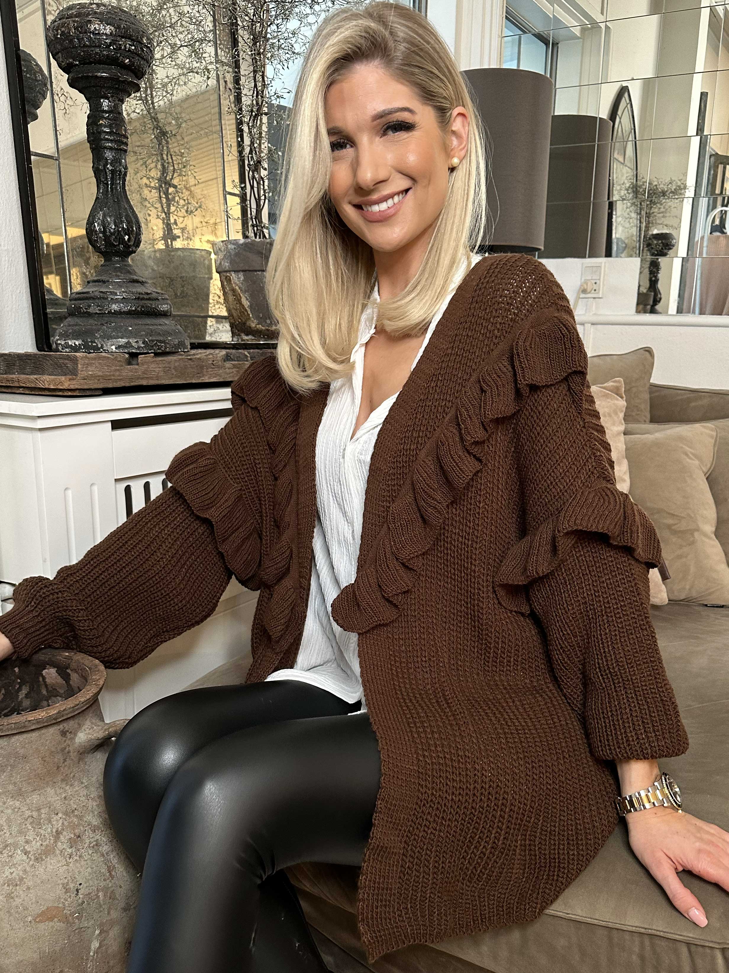 Ellis Cardigan - Fin stickad kofta med fina volangdetaljer