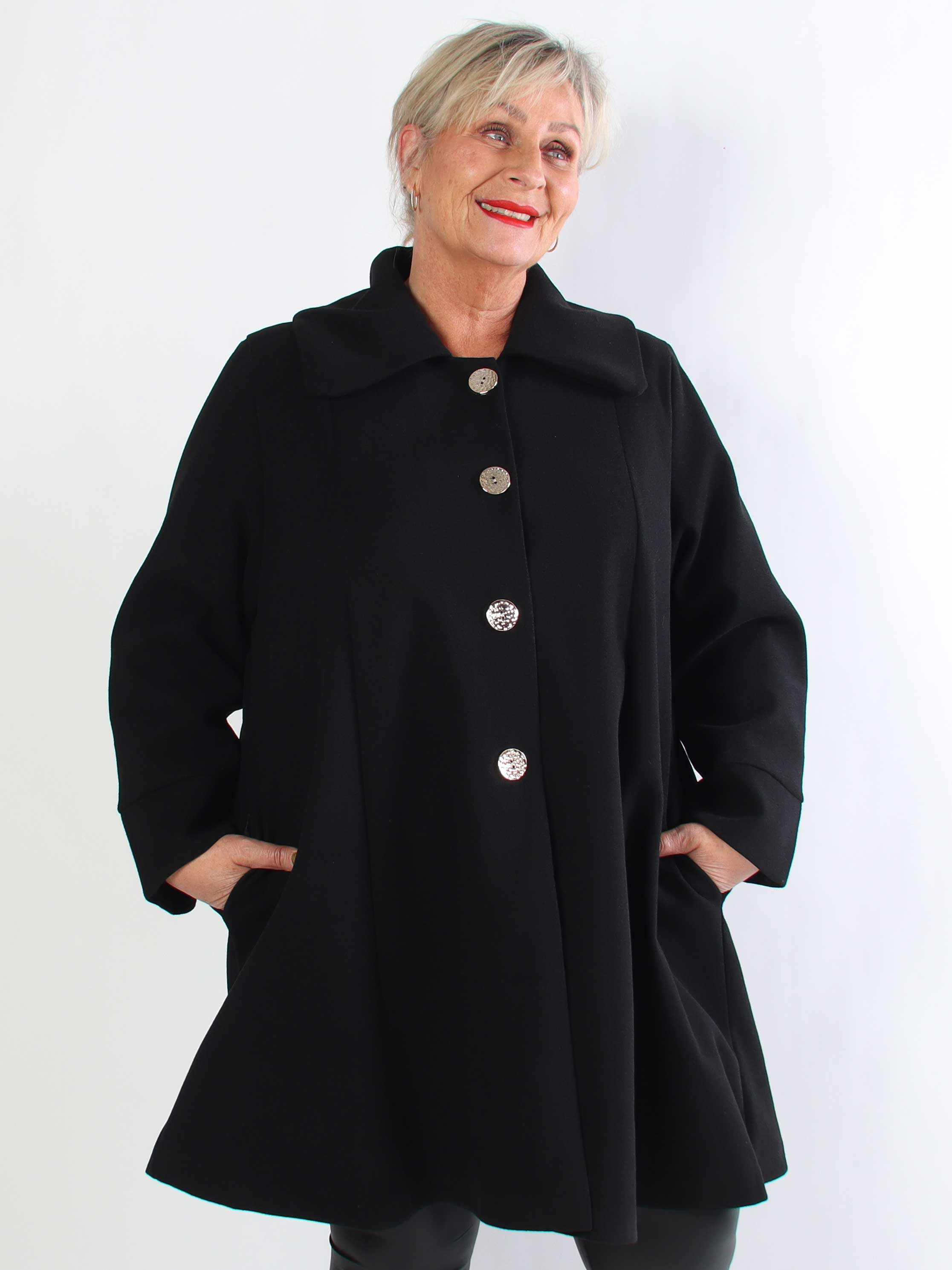 Yalena - Klassisk plus size frakke i A-facon med lommer