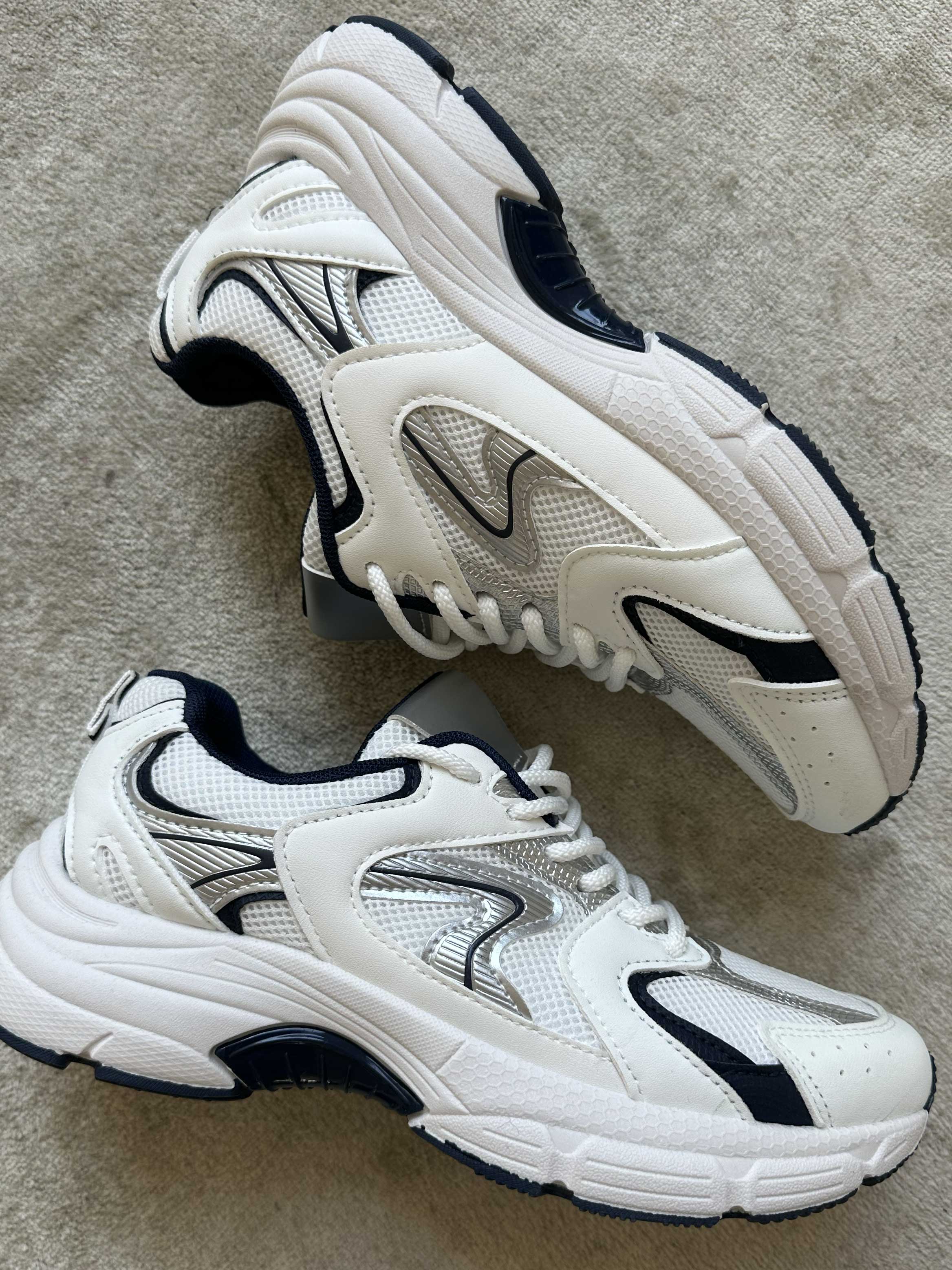Scalea - Sportiga sneakers med vit sula