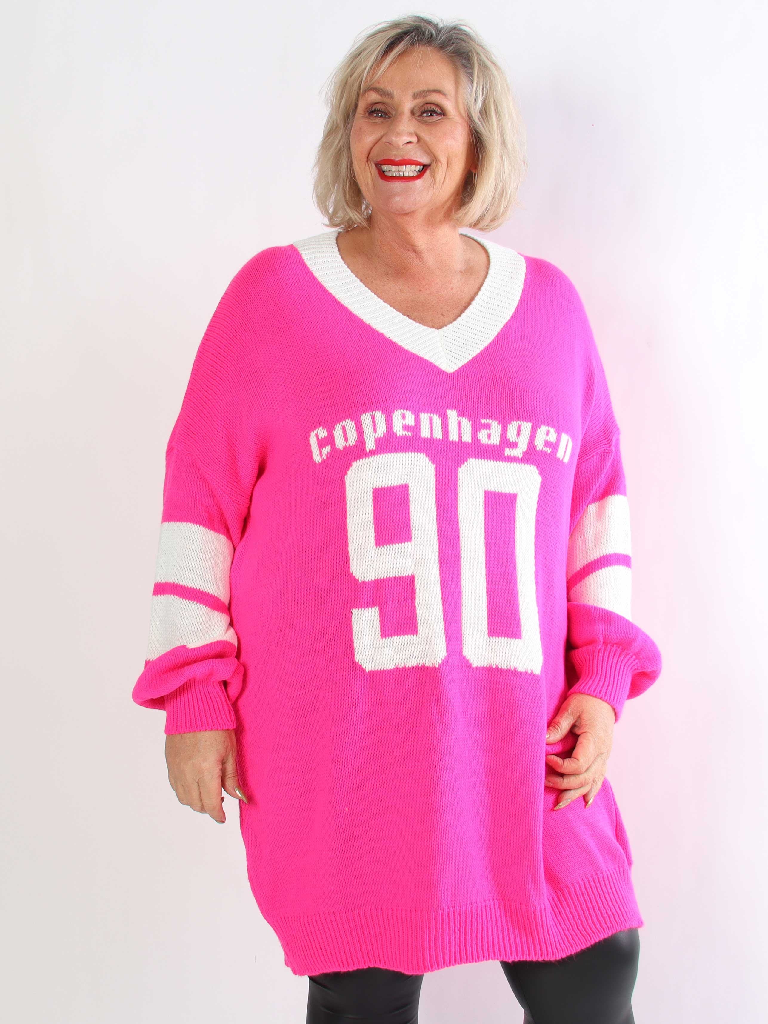 Tiane - Sporty plus size strikkjole med motiv foran