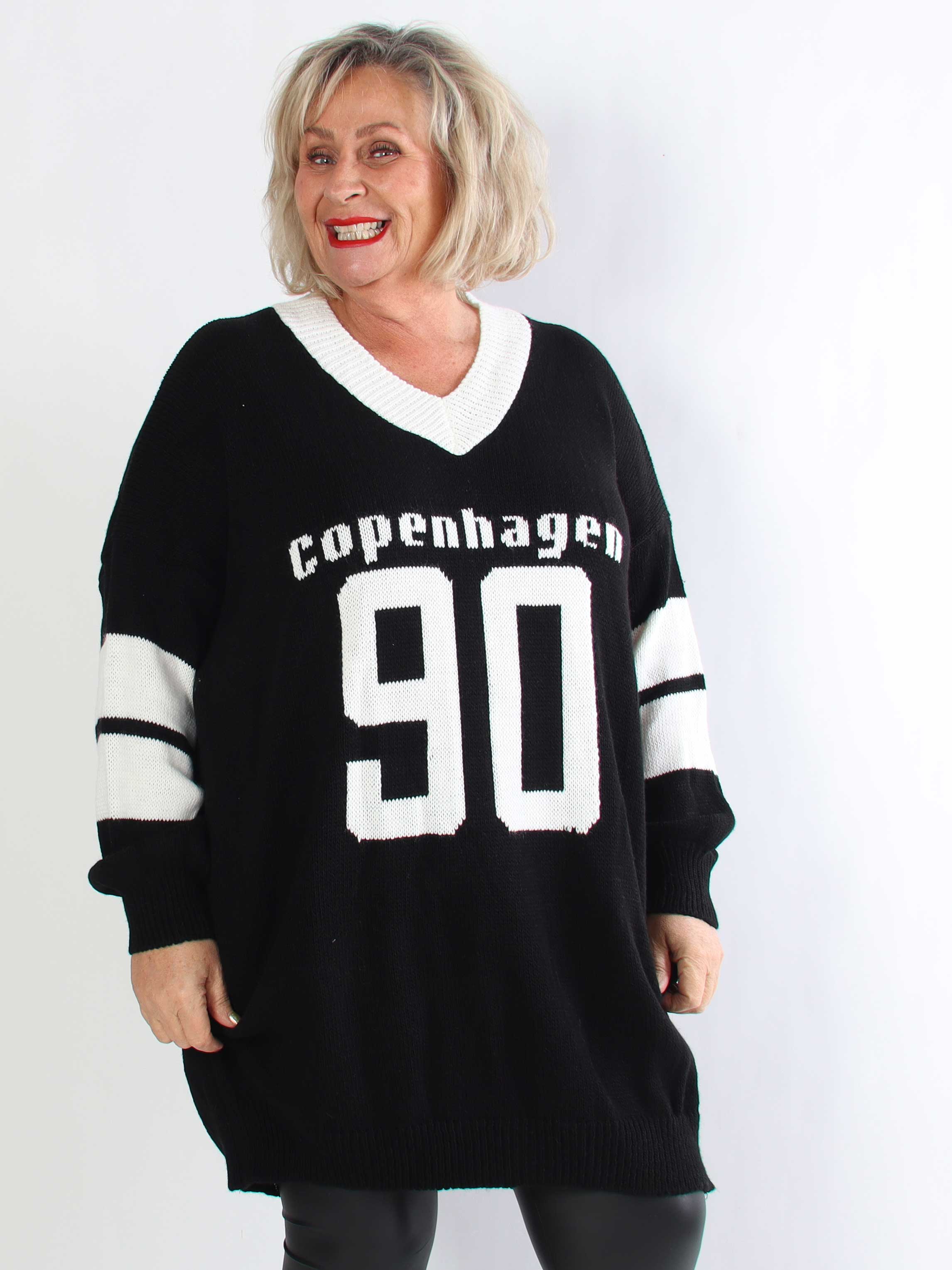 Tiane - Sporty plus size strikkjole med motiv foran