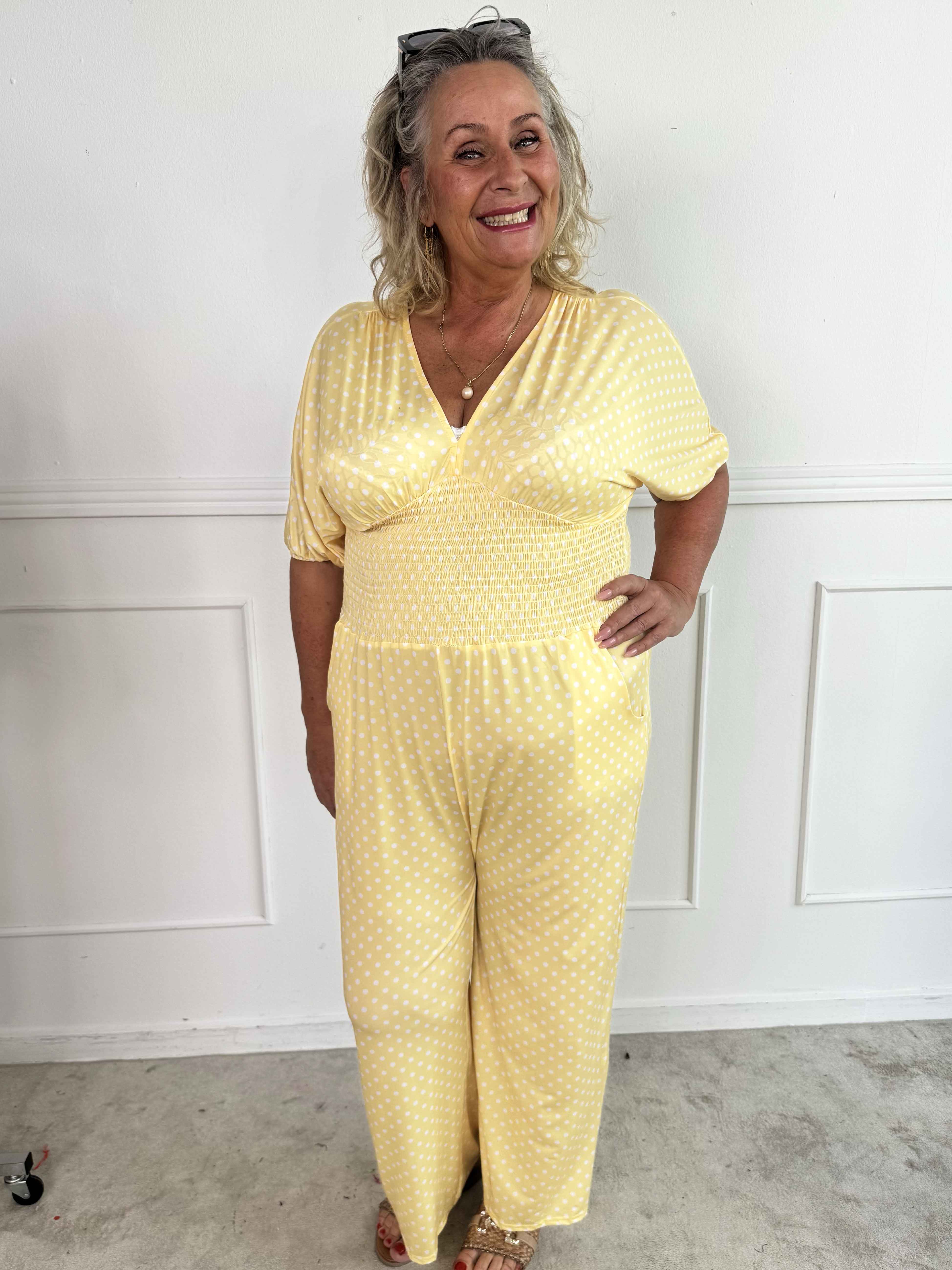 Grace - Stretchig plus size jumpsuit med vita prickar