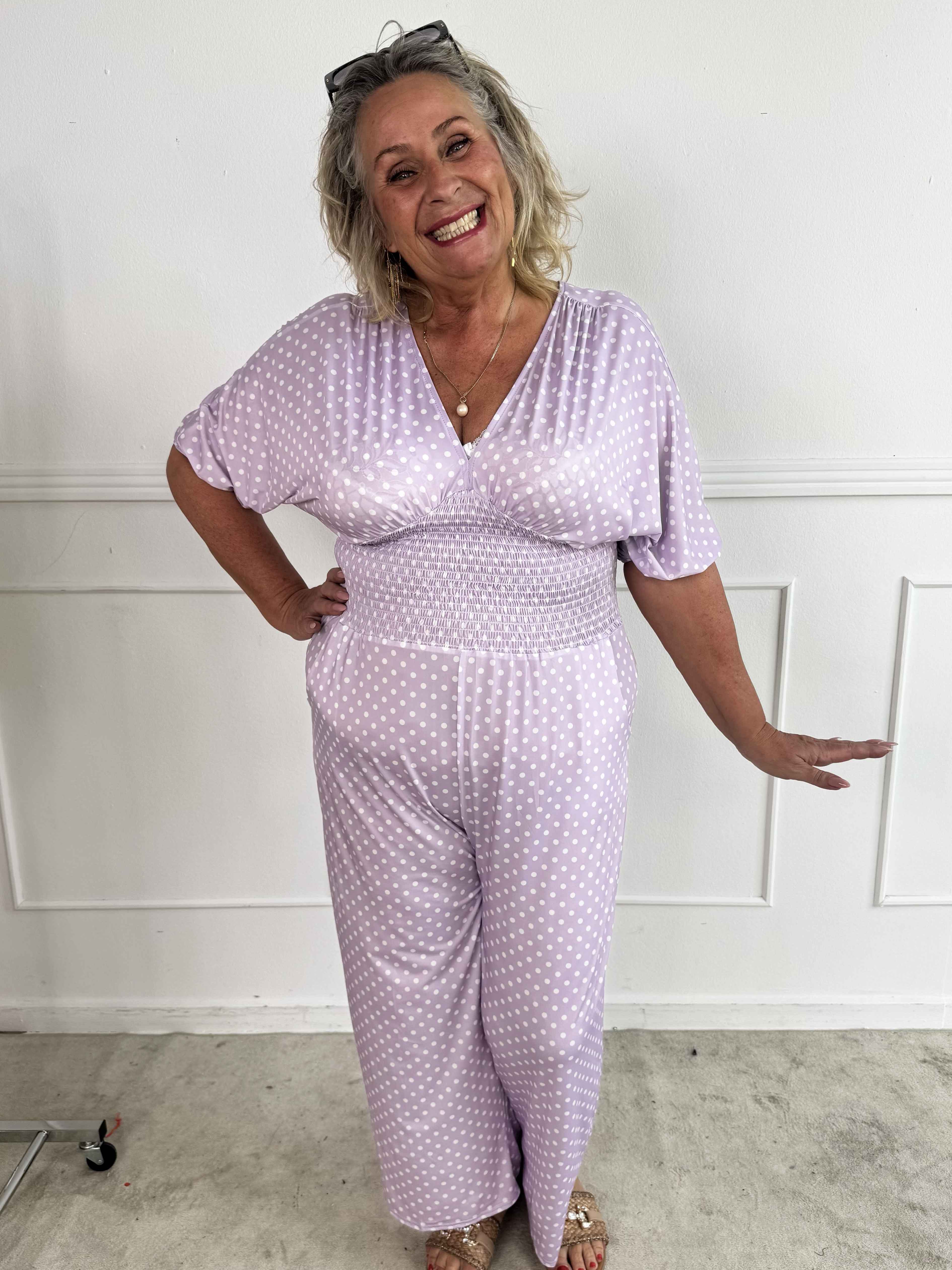 Grace - Stretchig plus size jumpsuit med vita prickar