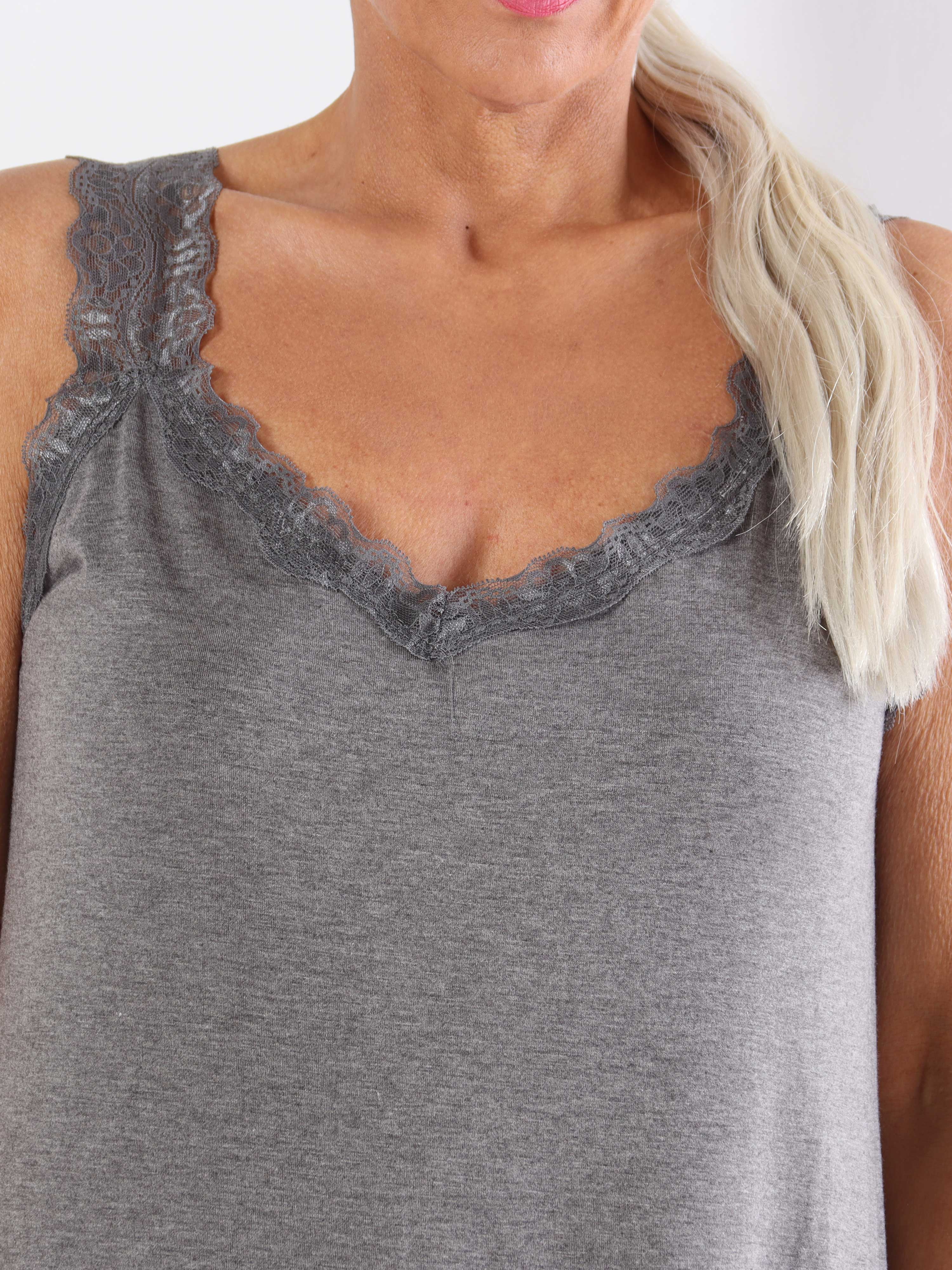 Florina - Basic plus size-topp i viskos med spetsband (bestseller)
