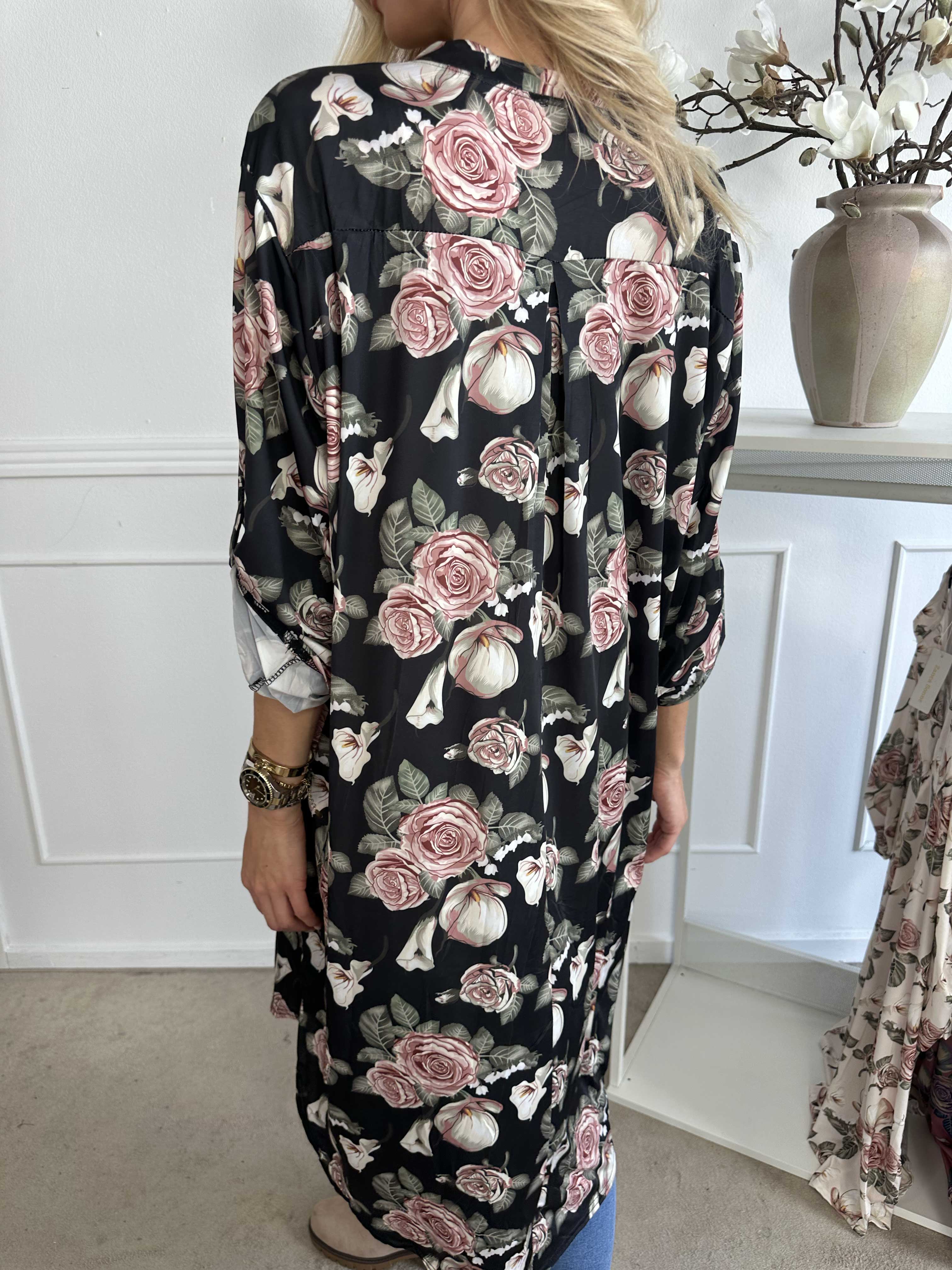 Ebba Flower Long - Söt blommig klänning i elastiskt tyg