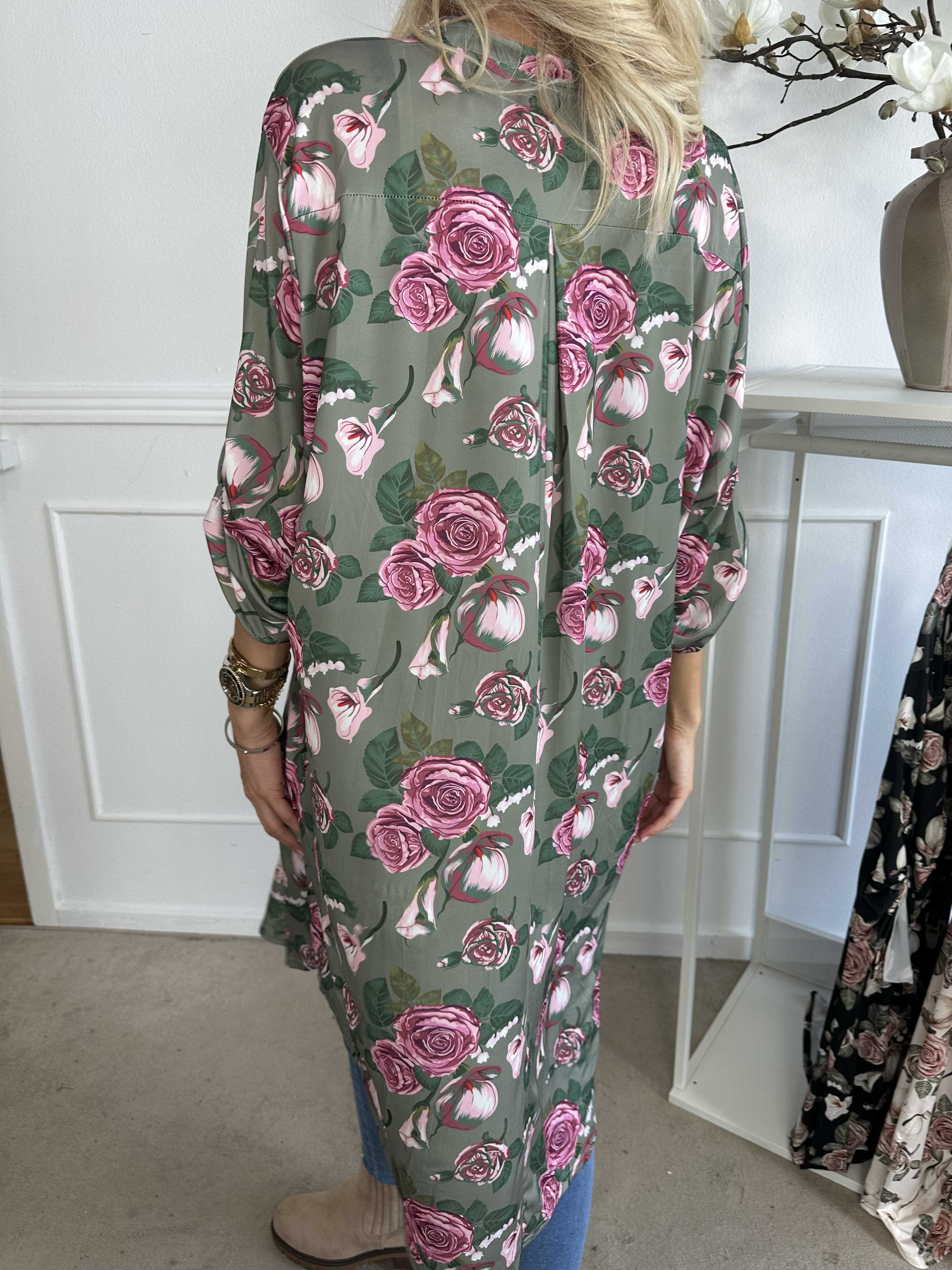Ebba Flower Long - Söt blommig klänning i elastiskt tyg