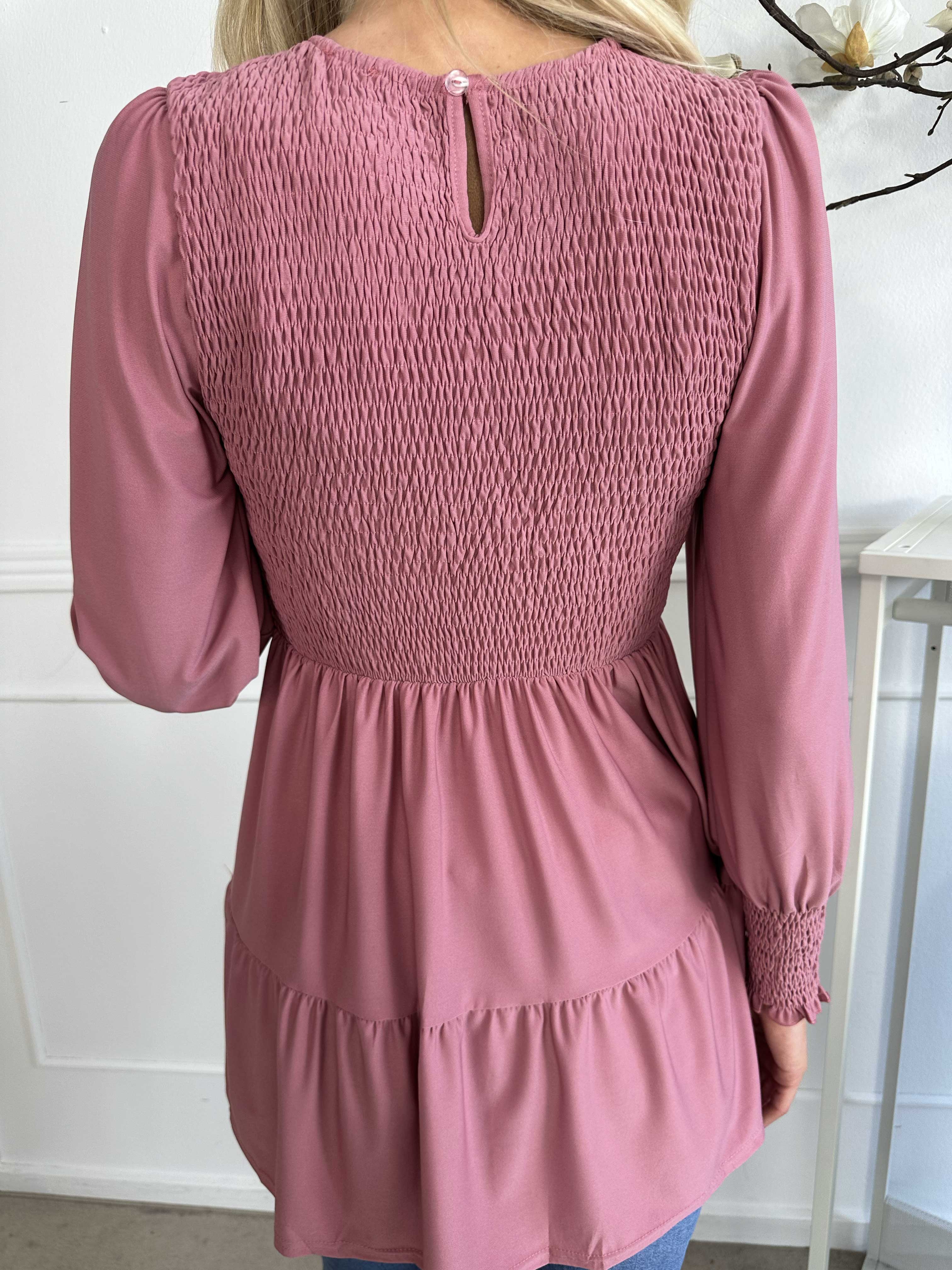 Kelly Shirt - Elastisk blus med smock över bröstet