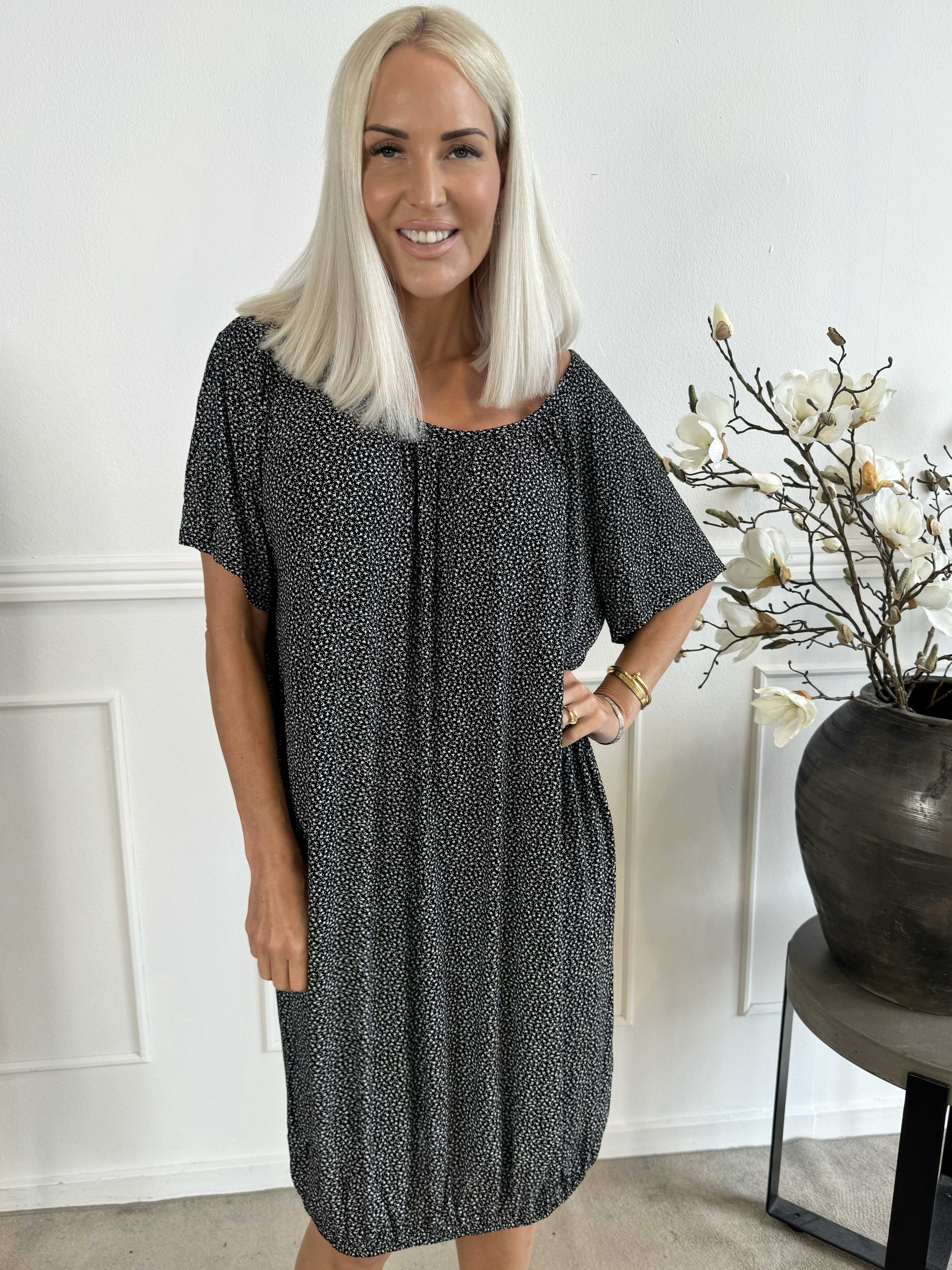 Miracle Flower Dress - Klänning i viskos med resår nedtill