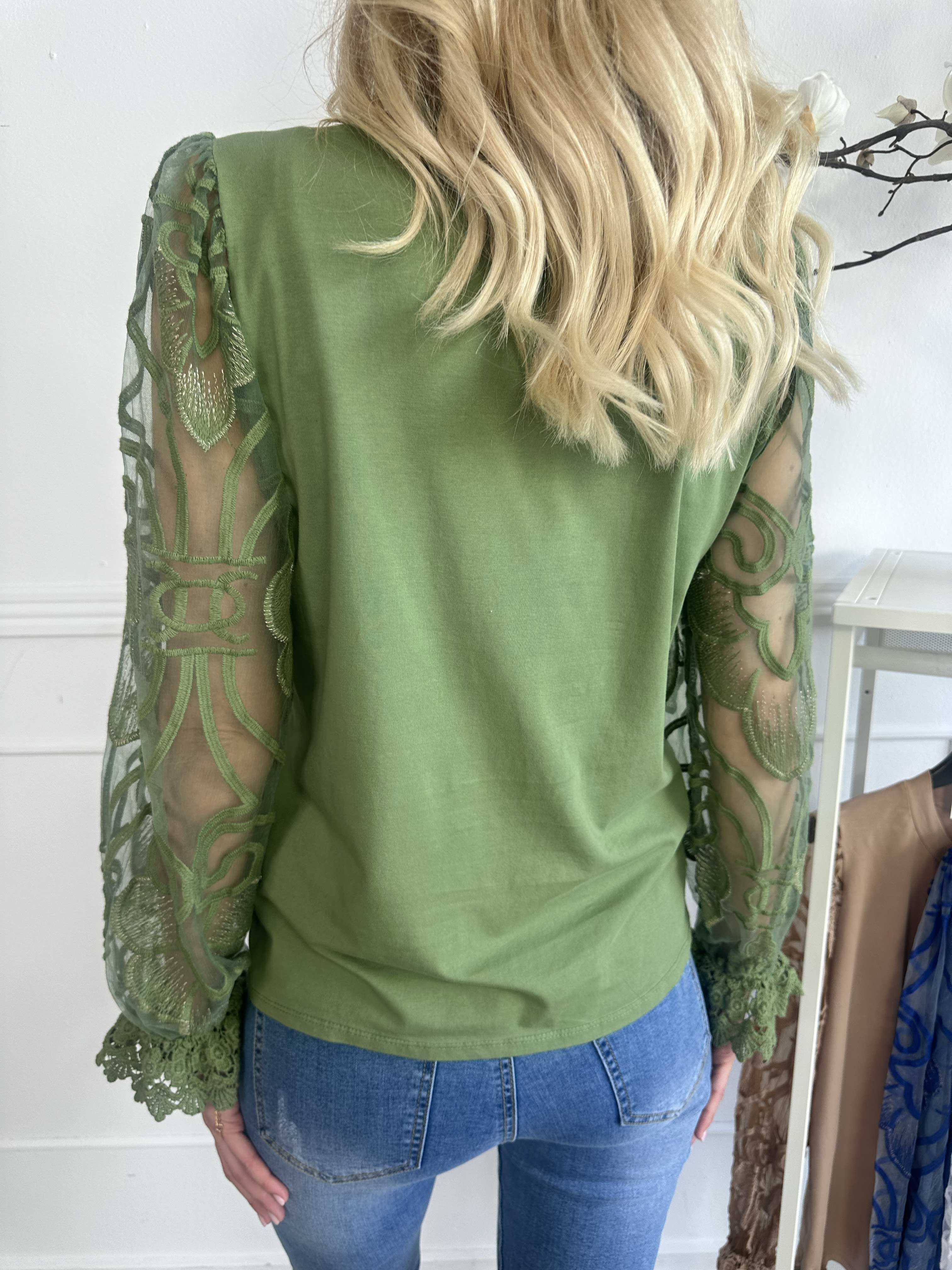 Nadine L/S - Söt blus med spetsärmar