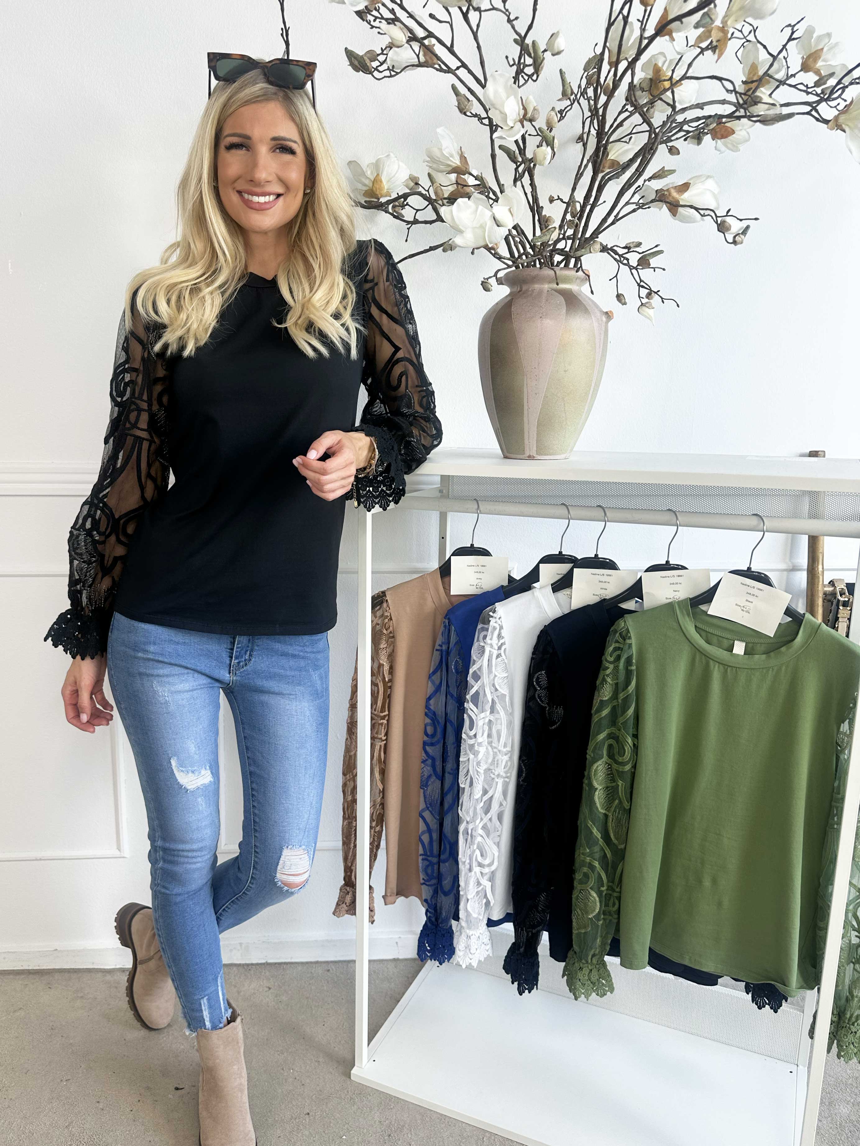 Nadine L/S - Söt blus med spetsärmar
