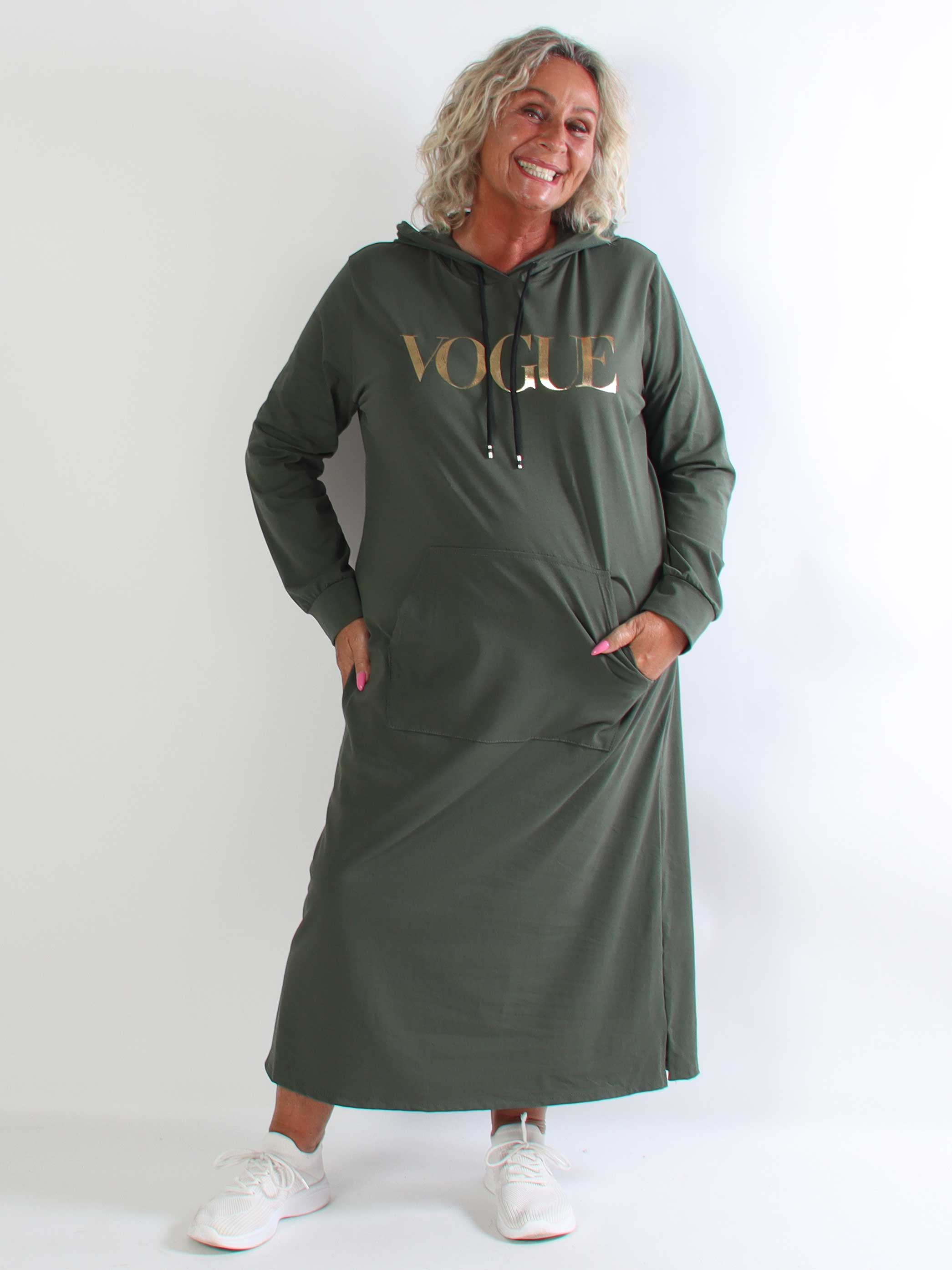 Violet - Lang plus size hoodiekjole i blød bomuld med VOGUE i flot guldprint