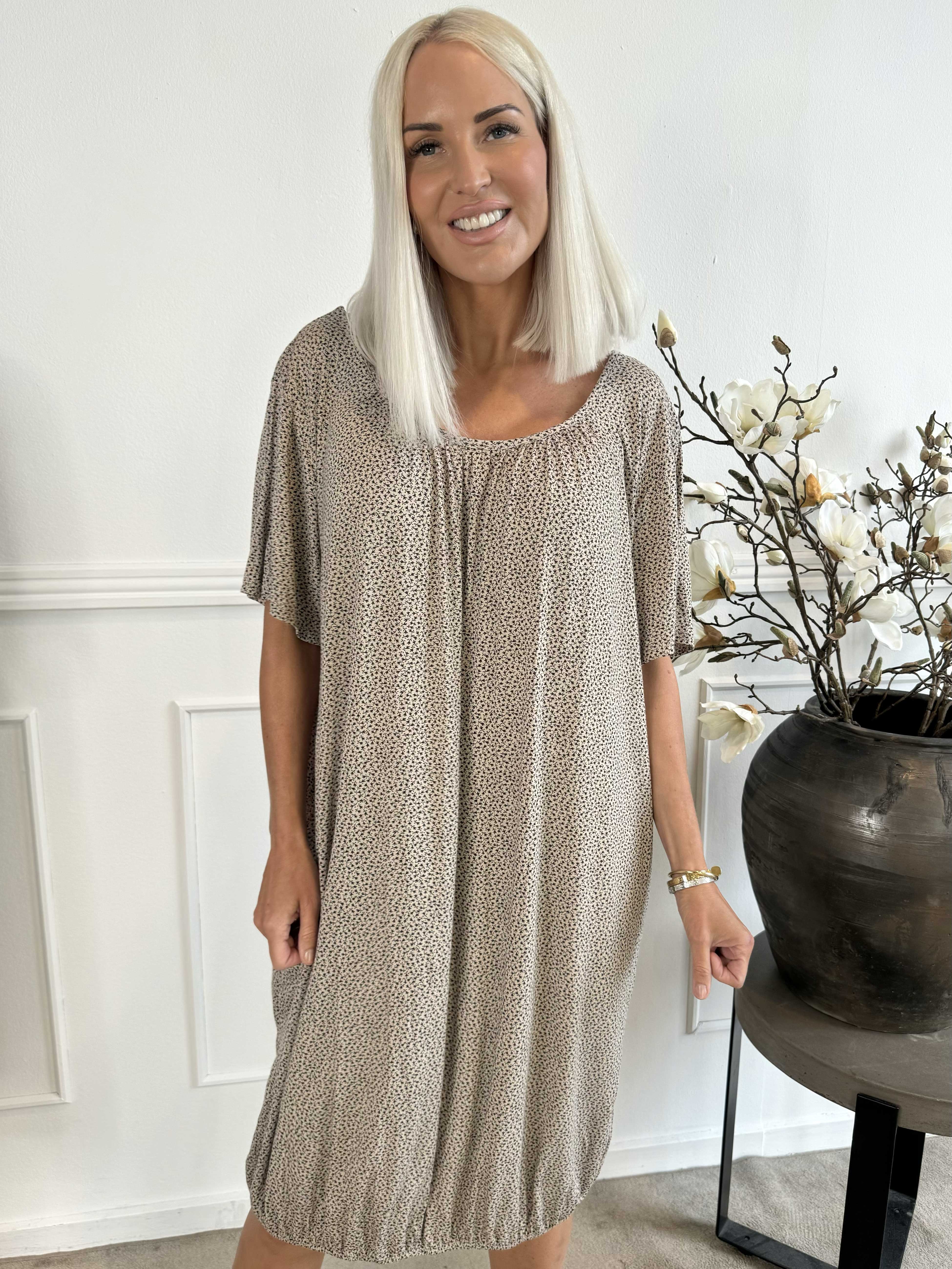 Miracle Flower Dress - Klänning i viskos med resår nedtill