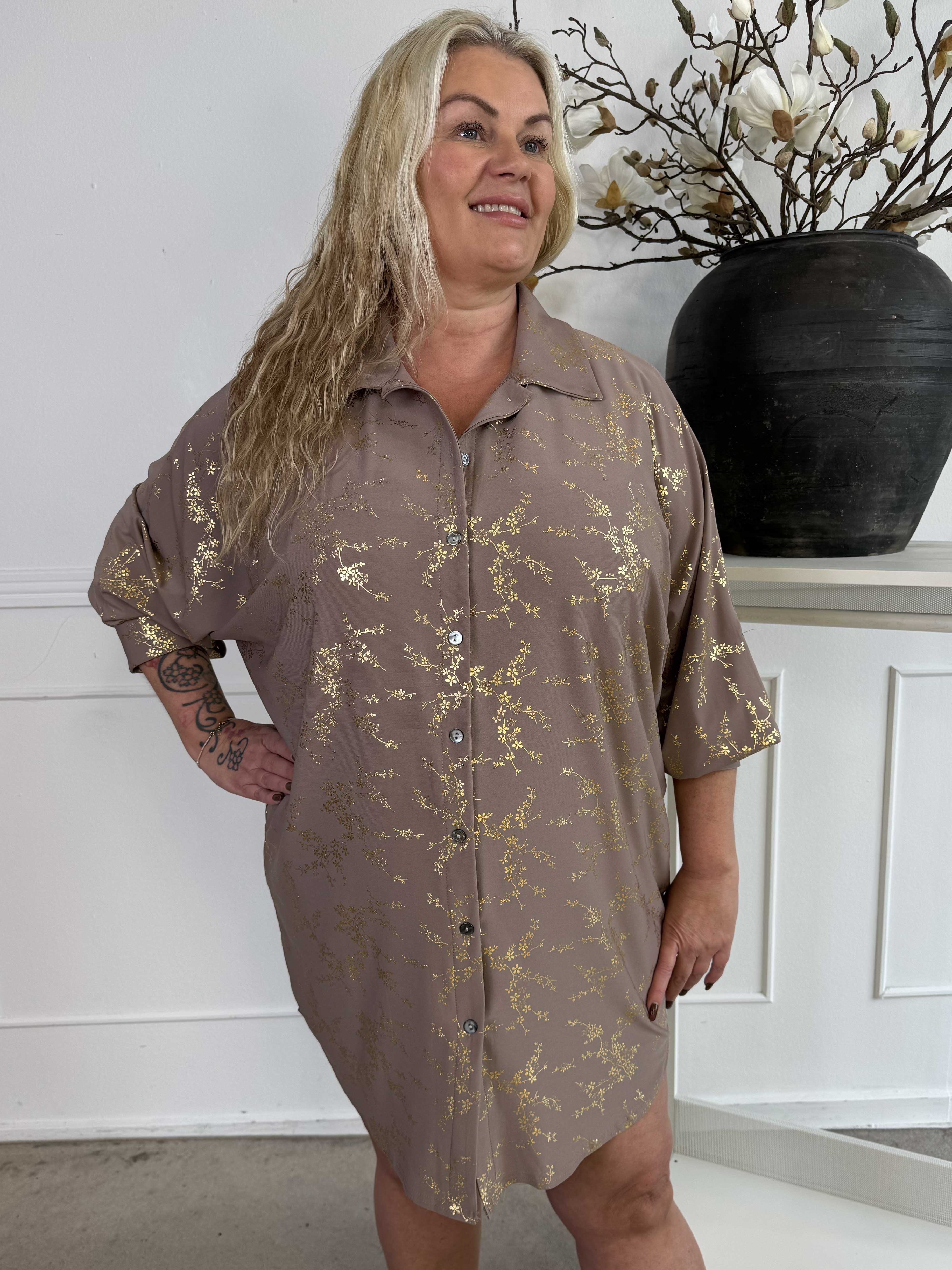 Mia Gold - Skjortklänning i plus size med resår och gulddetaljer