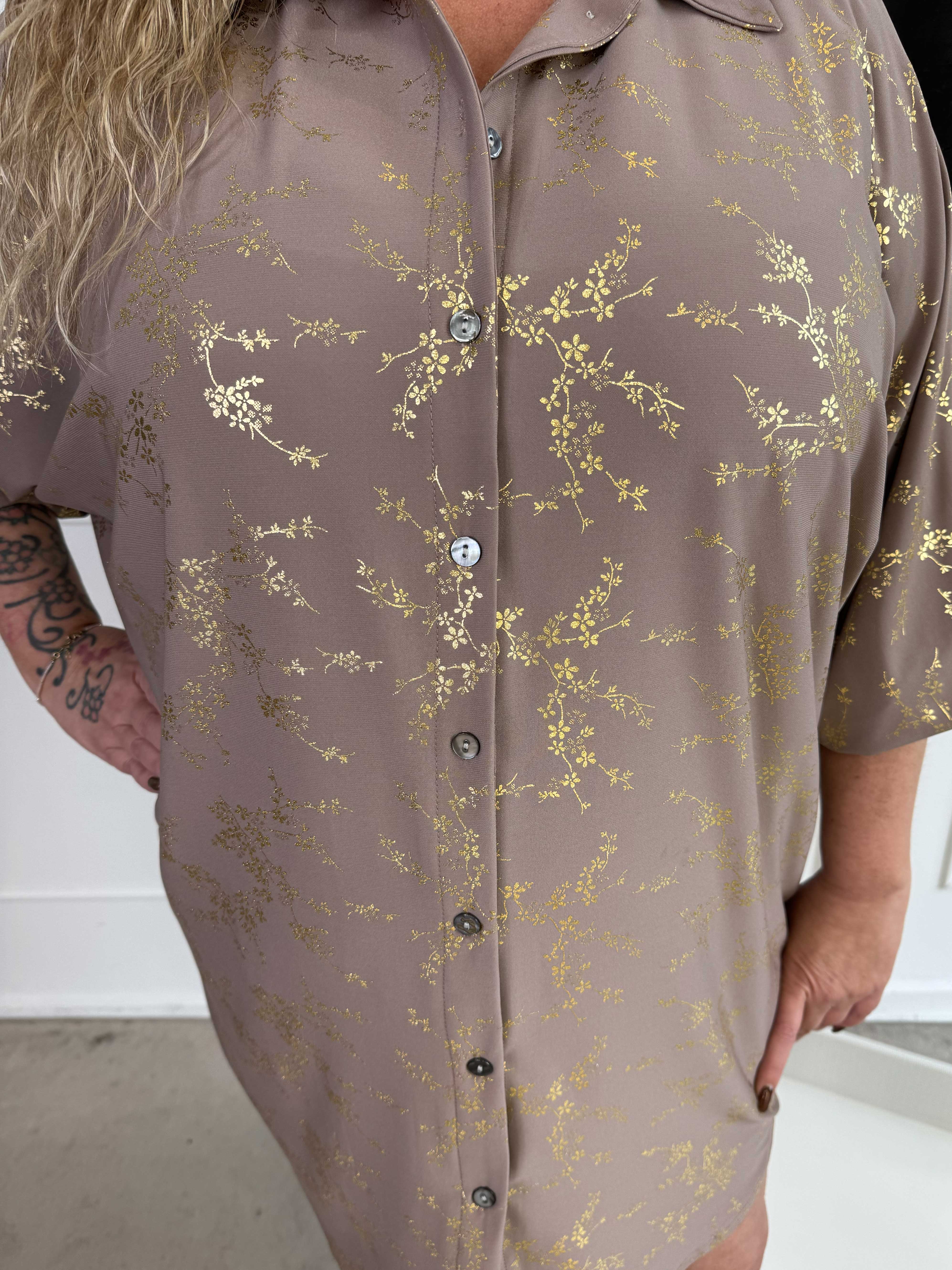 Mia Gold - Skjortklänning i plus size med resår och gulddetaljer