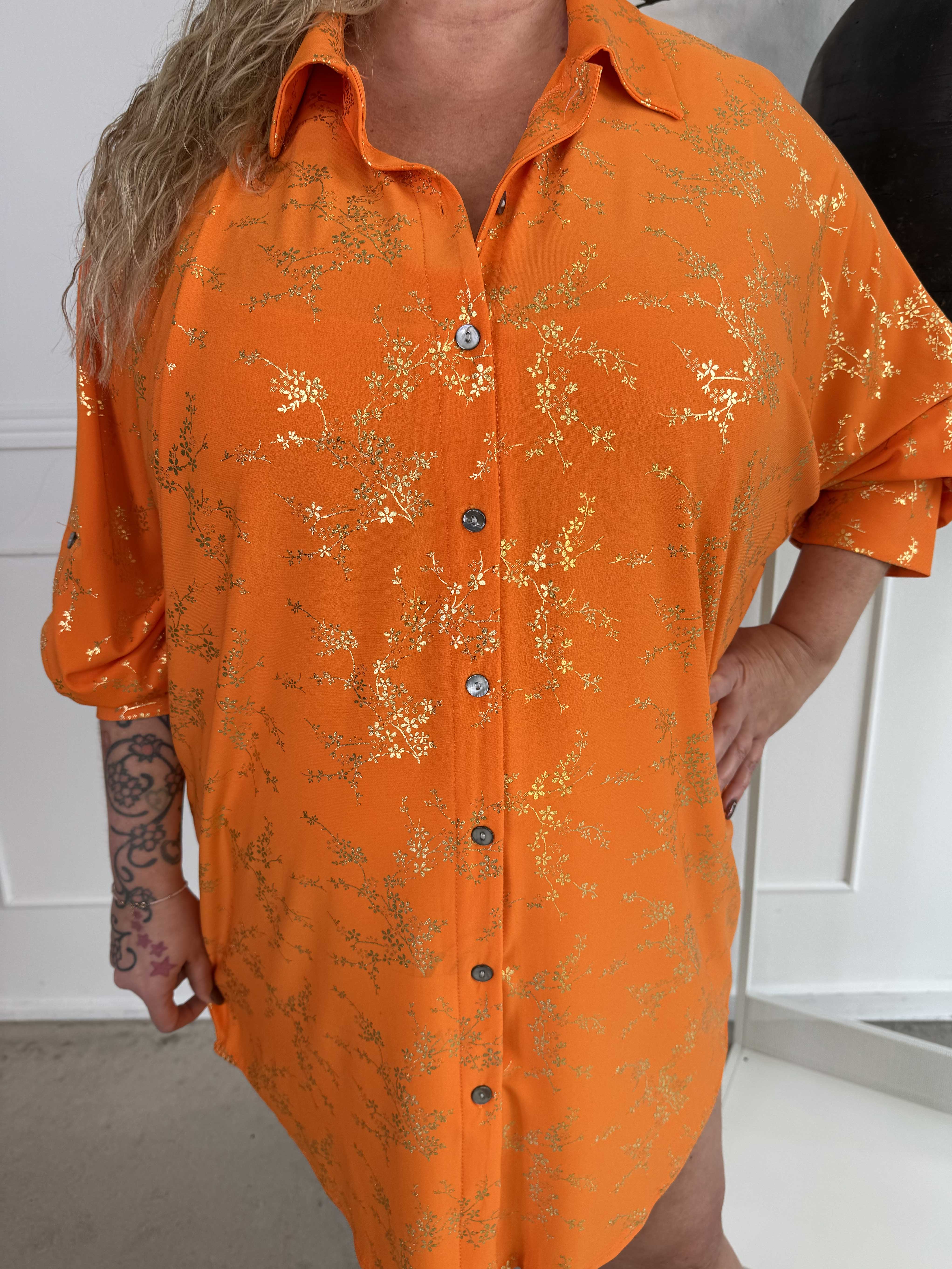 Mia Gold - Skjortklänning i plus size med resår och gulddetaljer