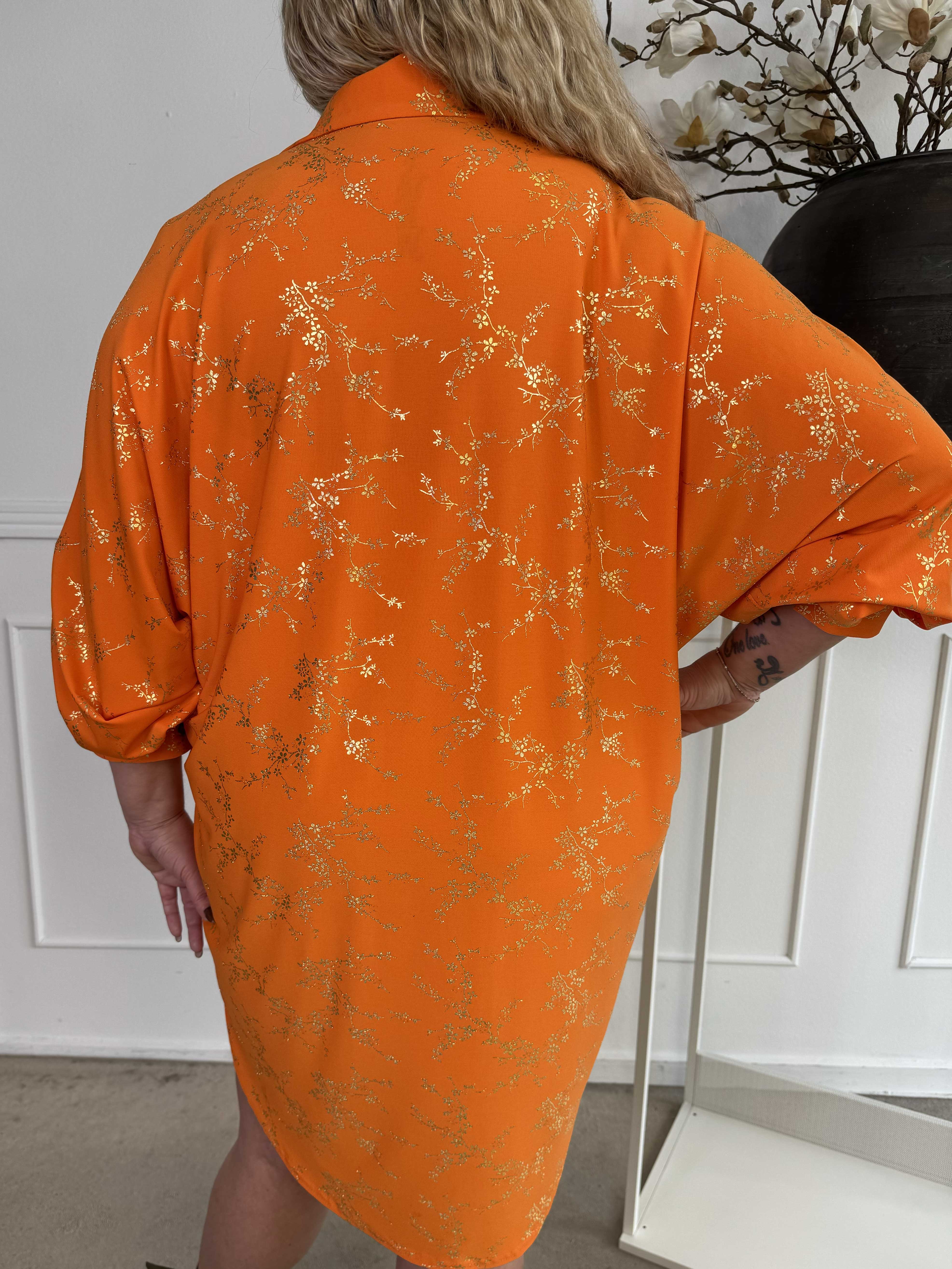 Mia Gold - Skjortklänning i plus size med resår och gulddetaljer