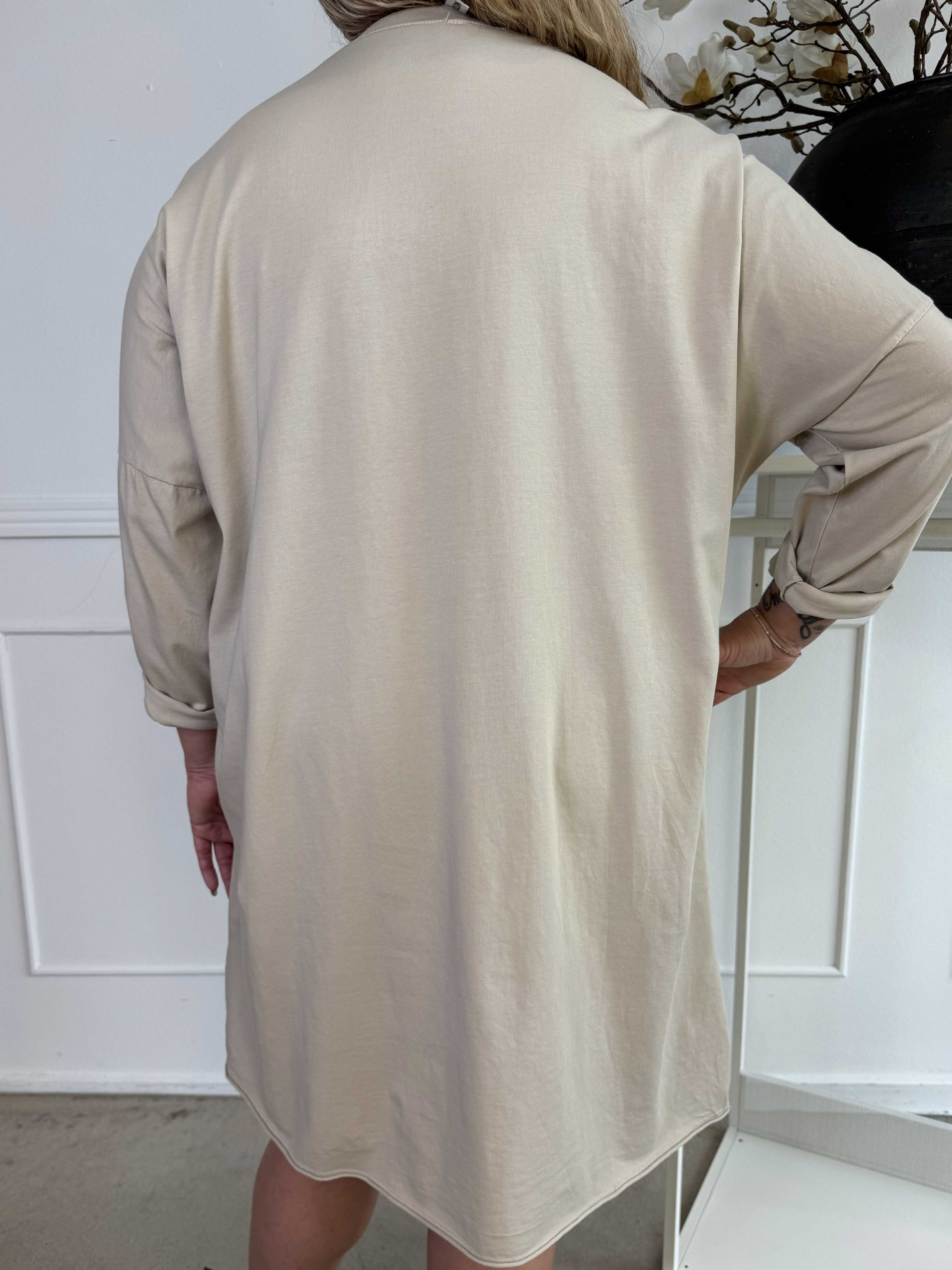 Oaklyn - Plus size joggingklänning i bomull med silverskrift på framsidan