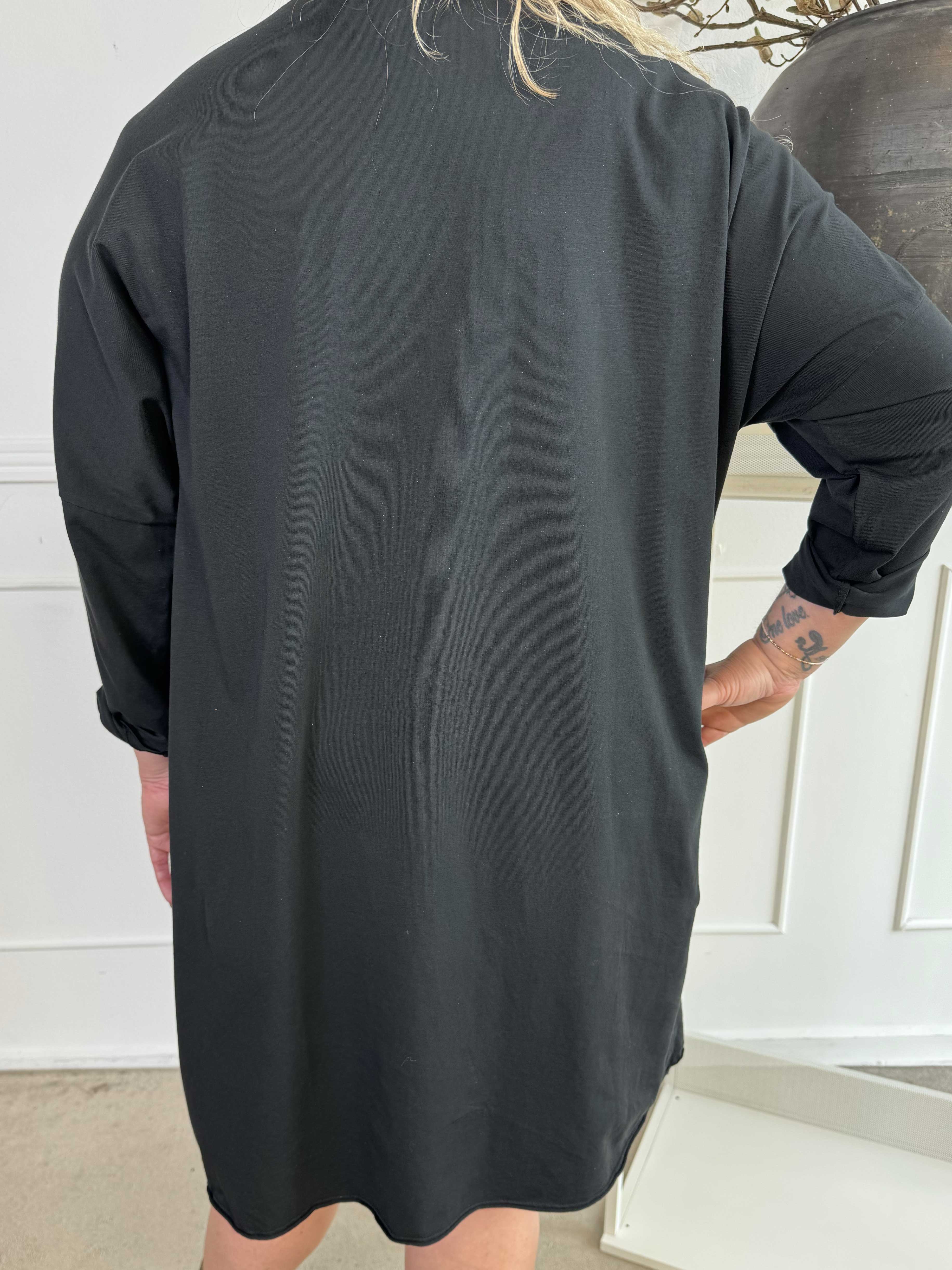 Oaklyn - Plus size joggingklänning i bomull med silverskrift på framsidan