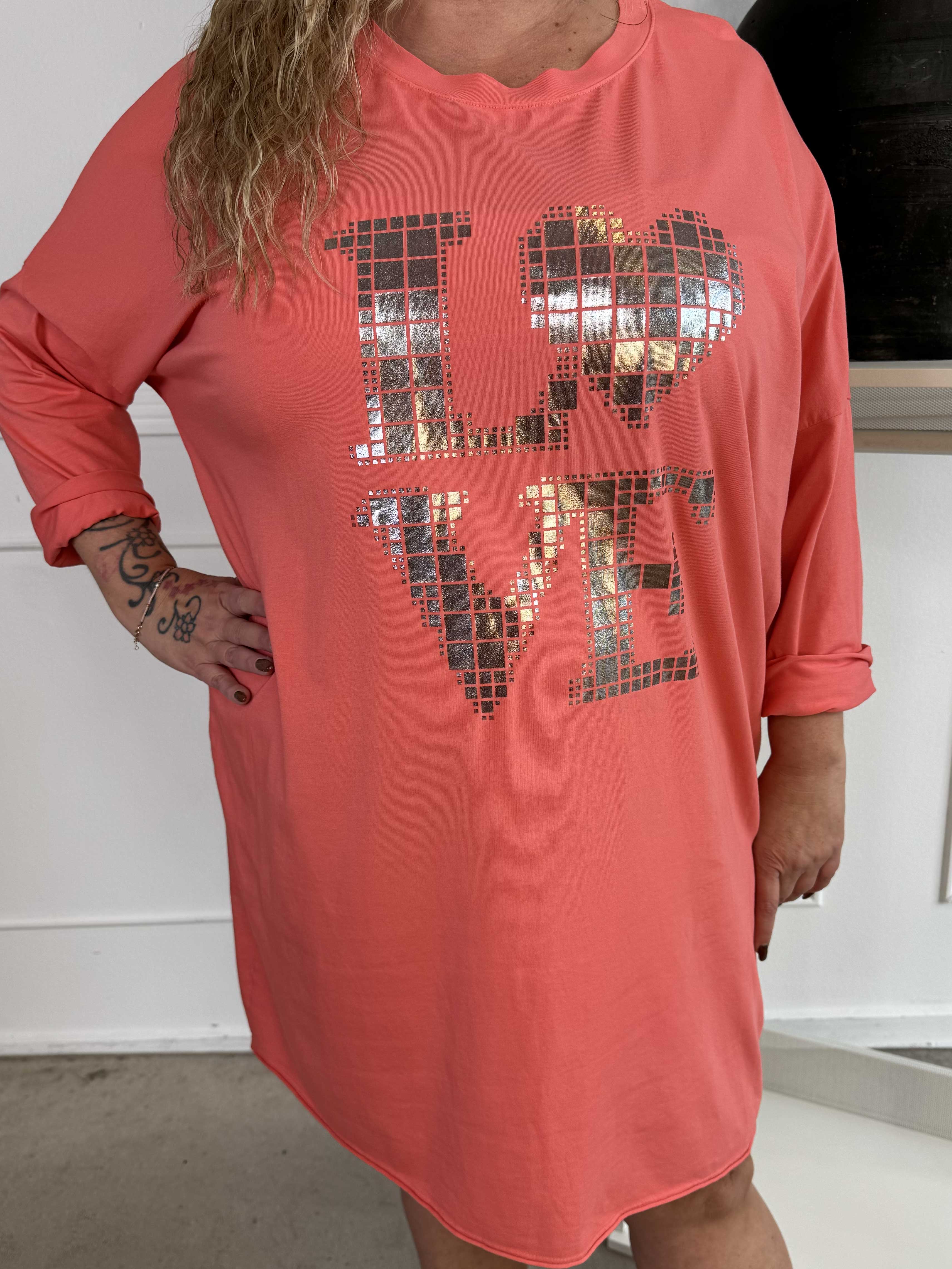 Oaklyn - Plus size joggingklänning i bomull med silverskrift på framsidan