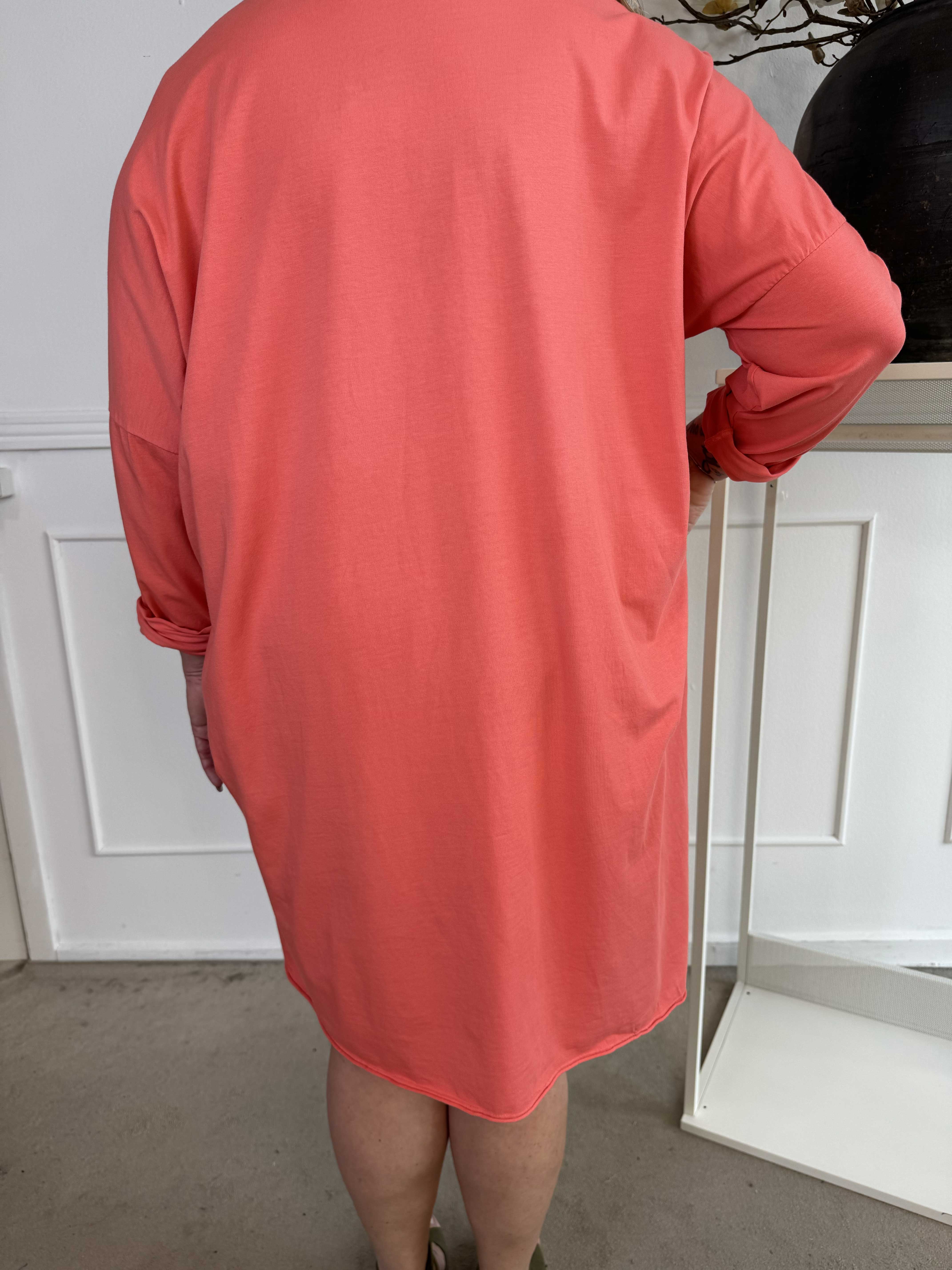 Oaklyn - Plus size joggingklänning i bomull med silverskrift på framsidan